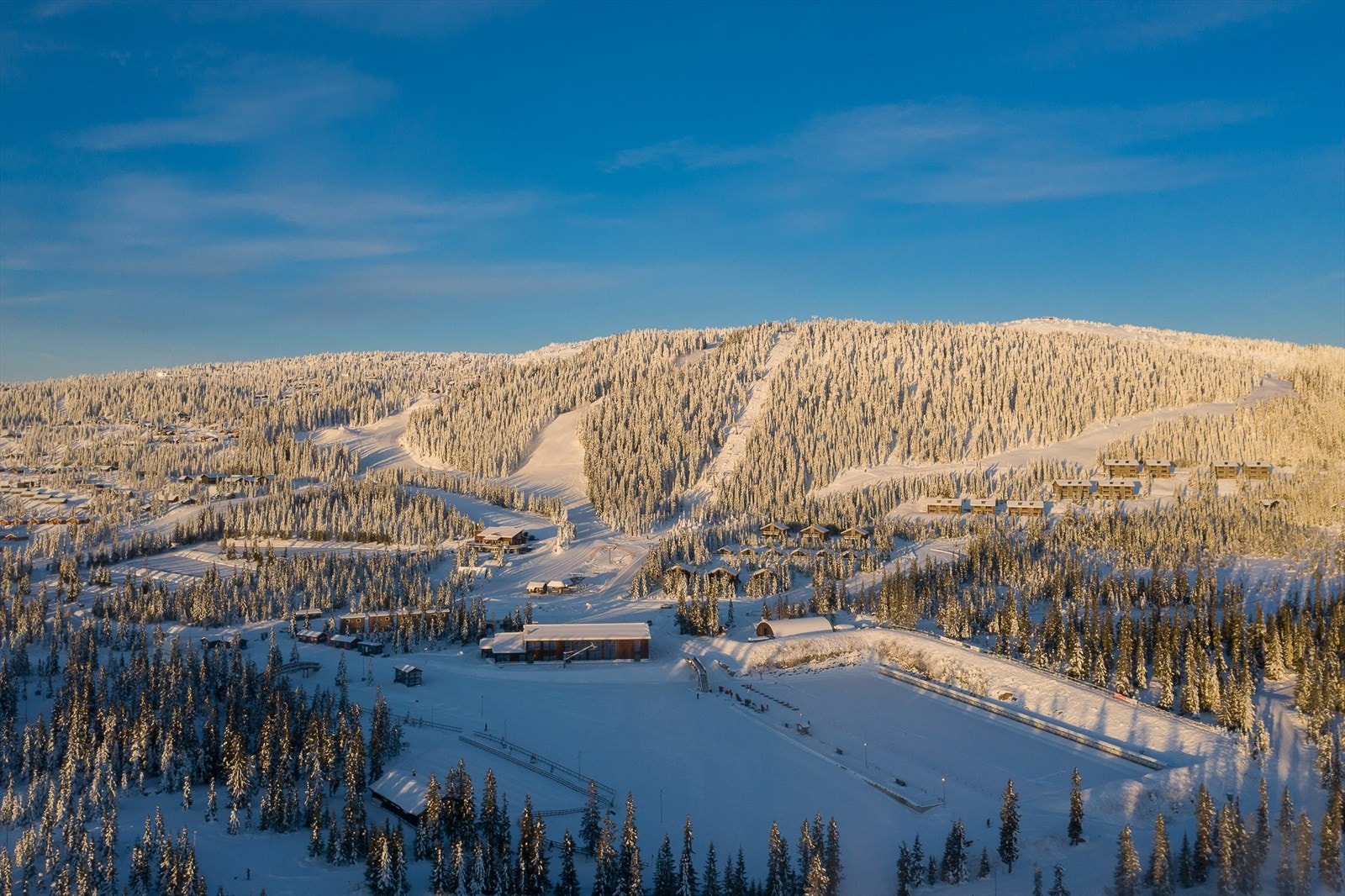 Oversiktsbilde over Nattrudstilen skisenter vinterstid Galleribilde