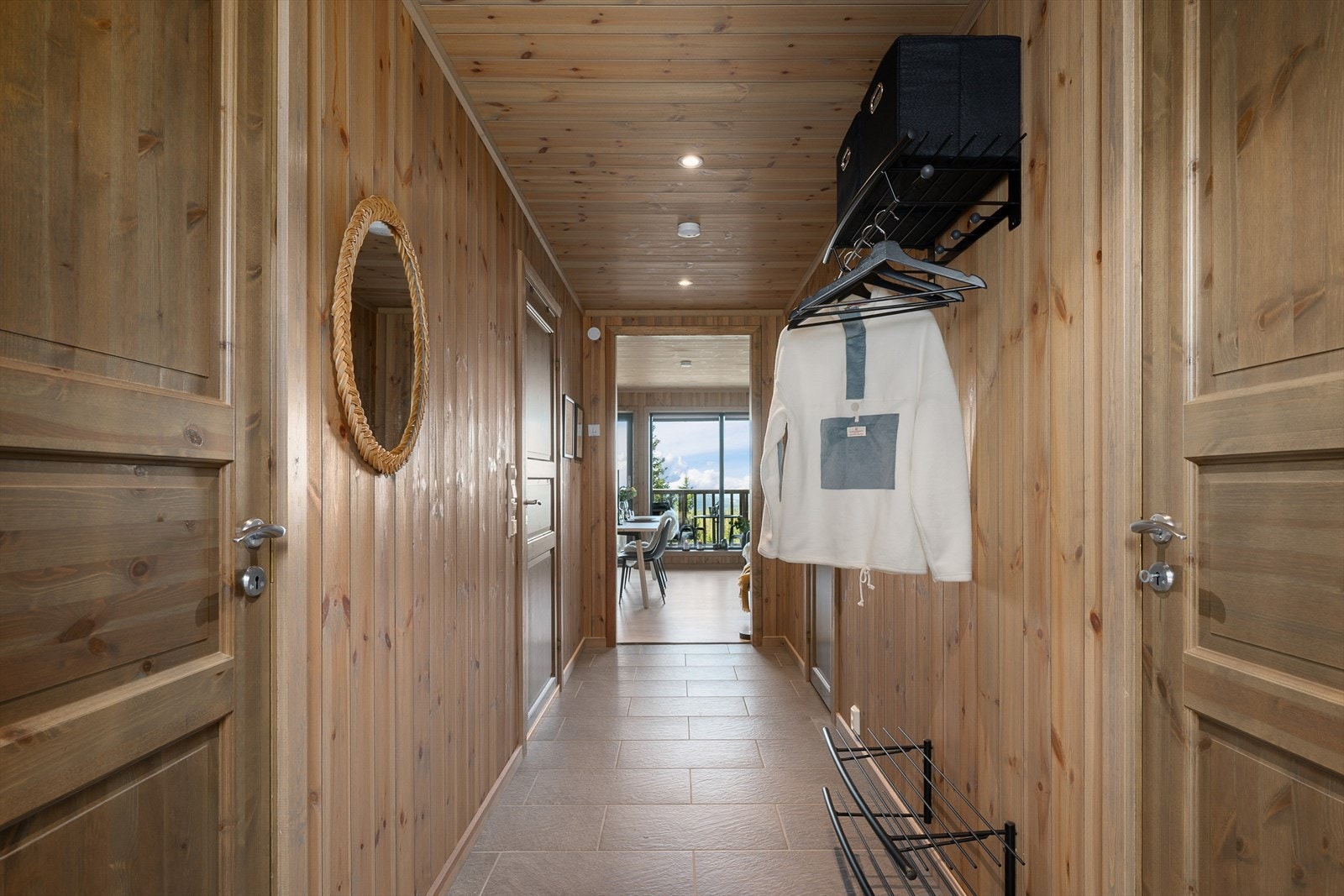 Innbydende gang med fliser og varme på gulv, innfelte downlights i himling og opphengsmuligheter av yttertøy Galleribilde