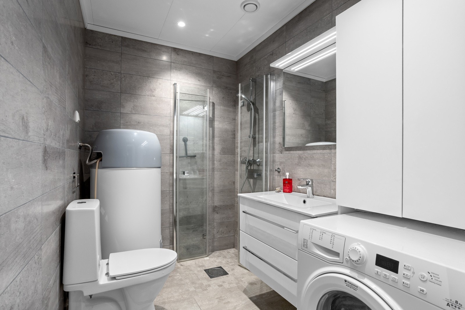 Delikat bad med opplegg for vaskemaskin Galleribilde