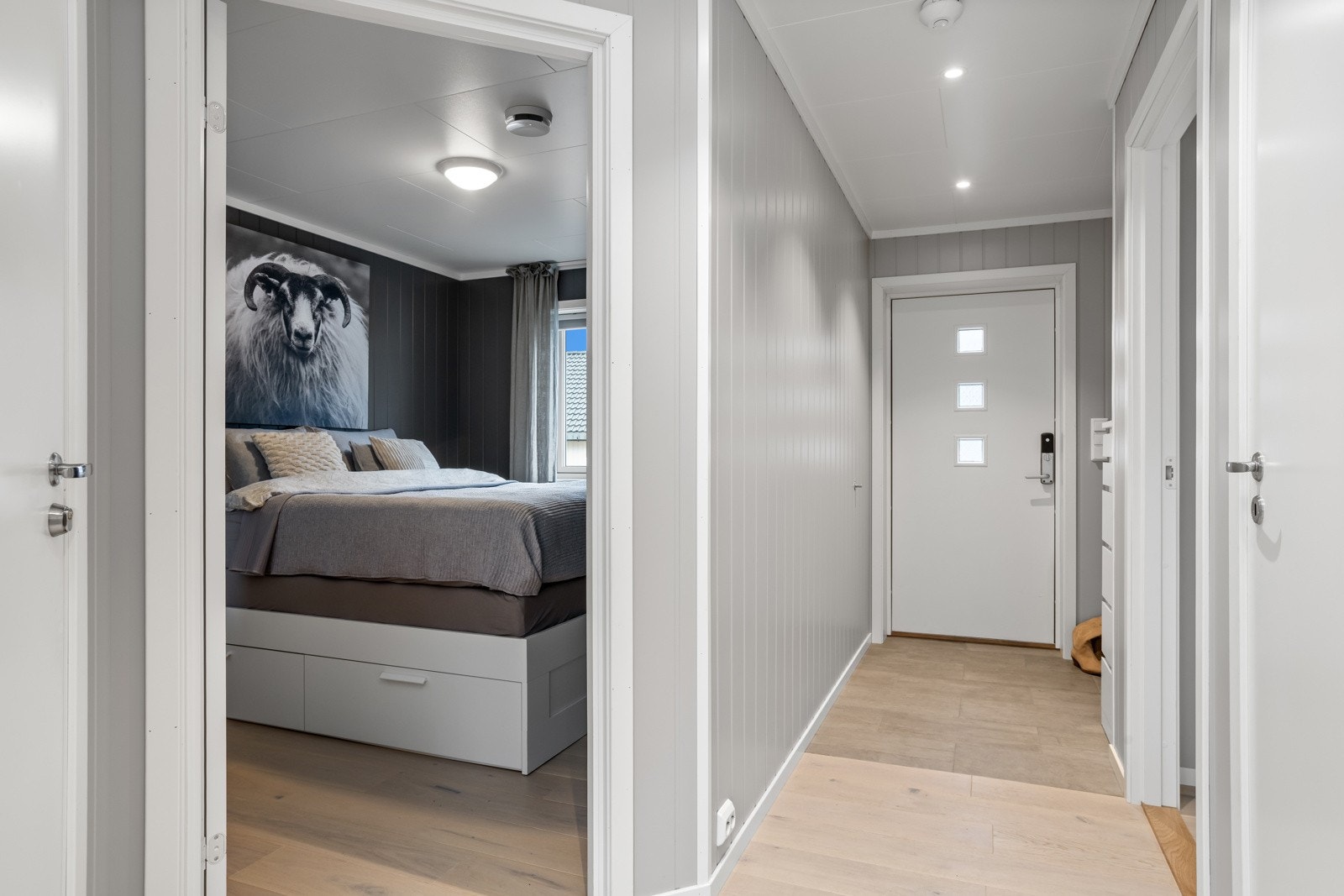 Gang med soverom på hver side Galleribilde