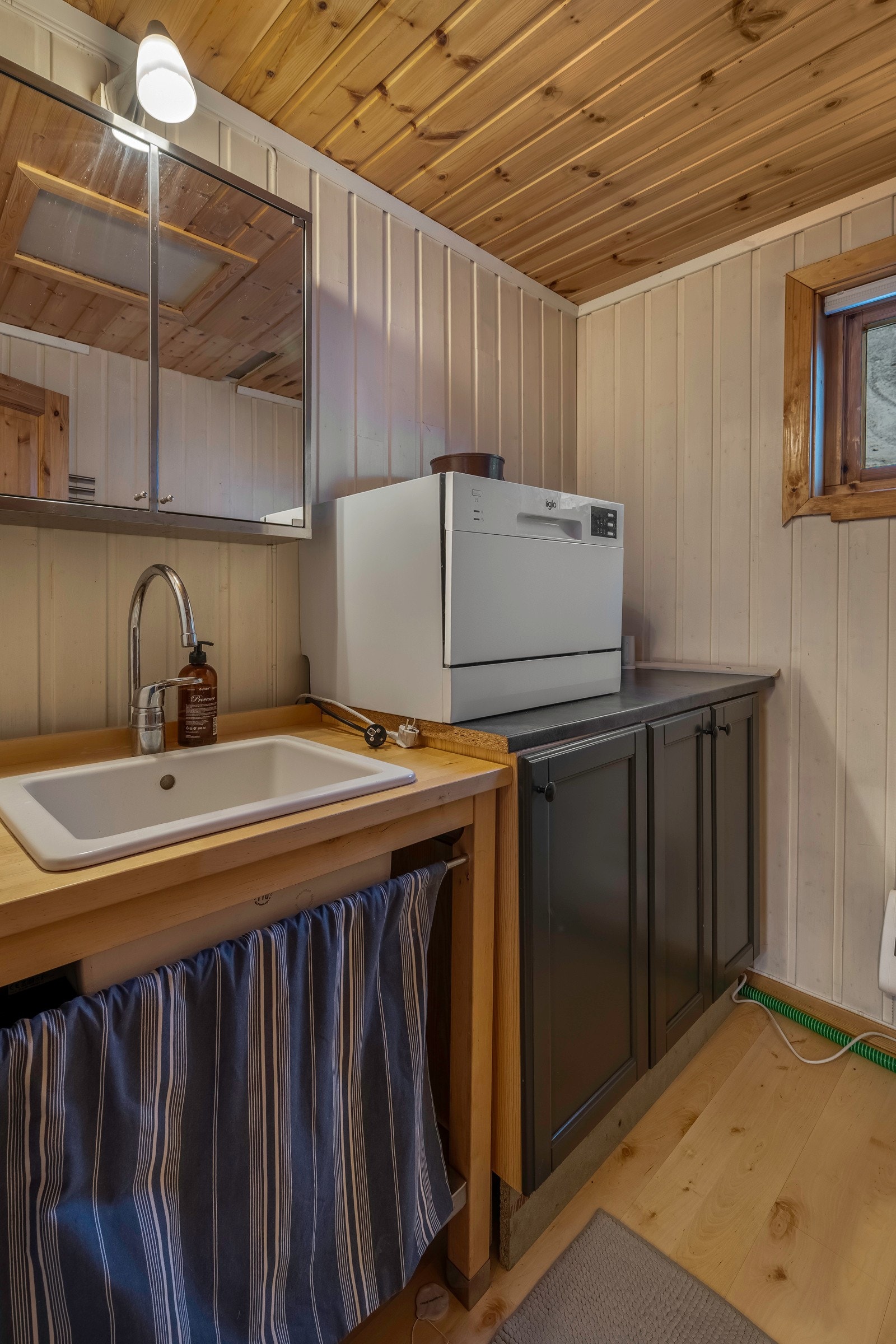 Innenfor kjøkkenet finner du dette praktiske grovkjøkkenet Galleribilde