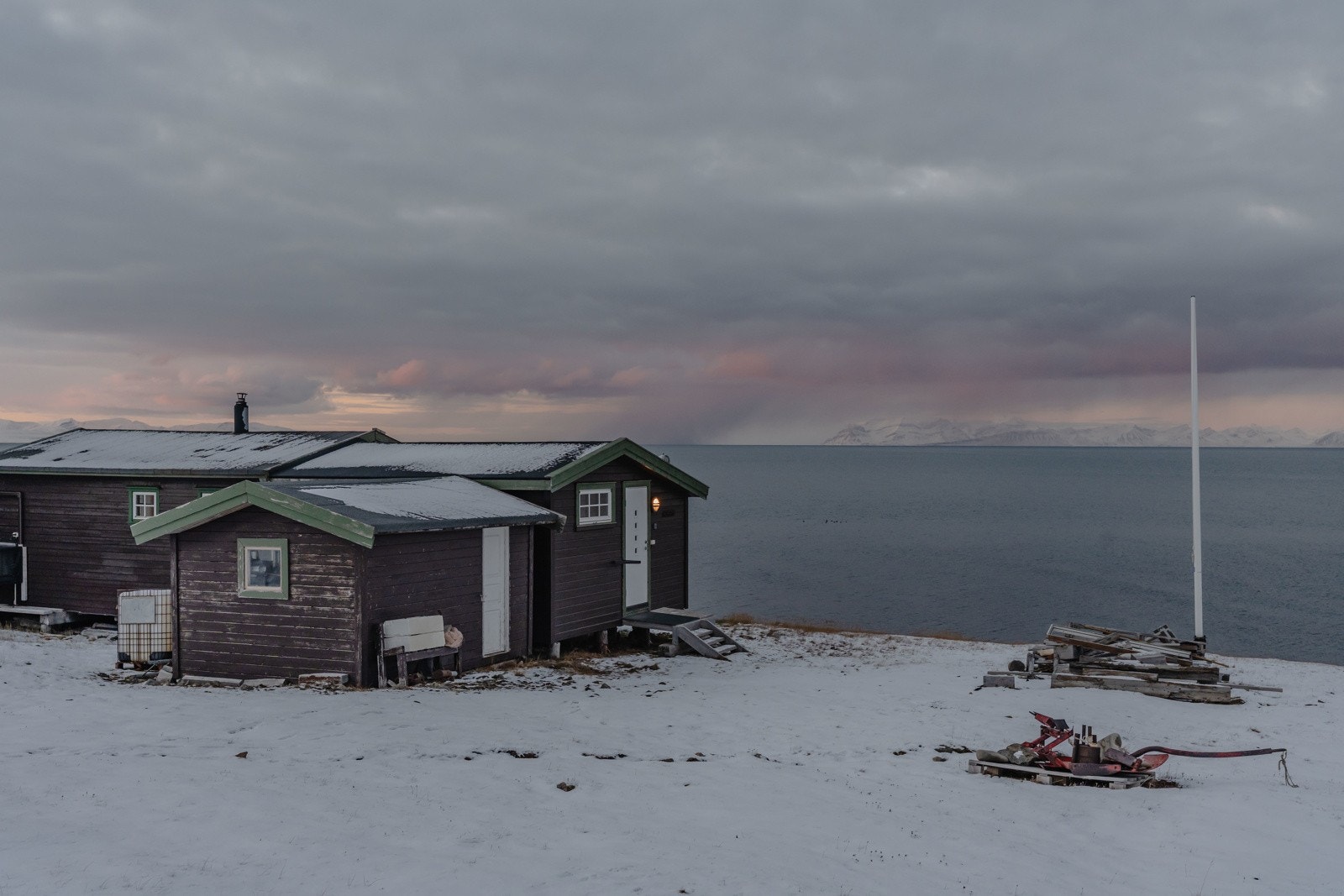 På motsatt side er det et praktisk anneks som brukes til lagring Galleribilde
