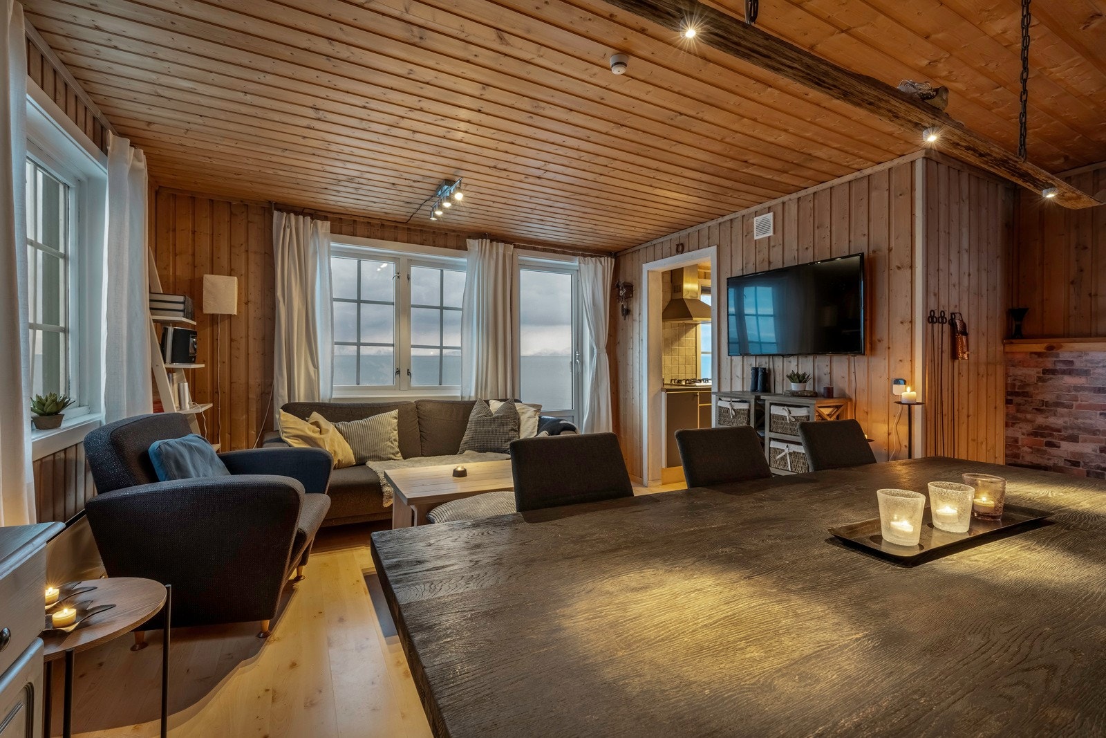 Fra dagligstua er det utgang til omkransende veranda Galleribilde