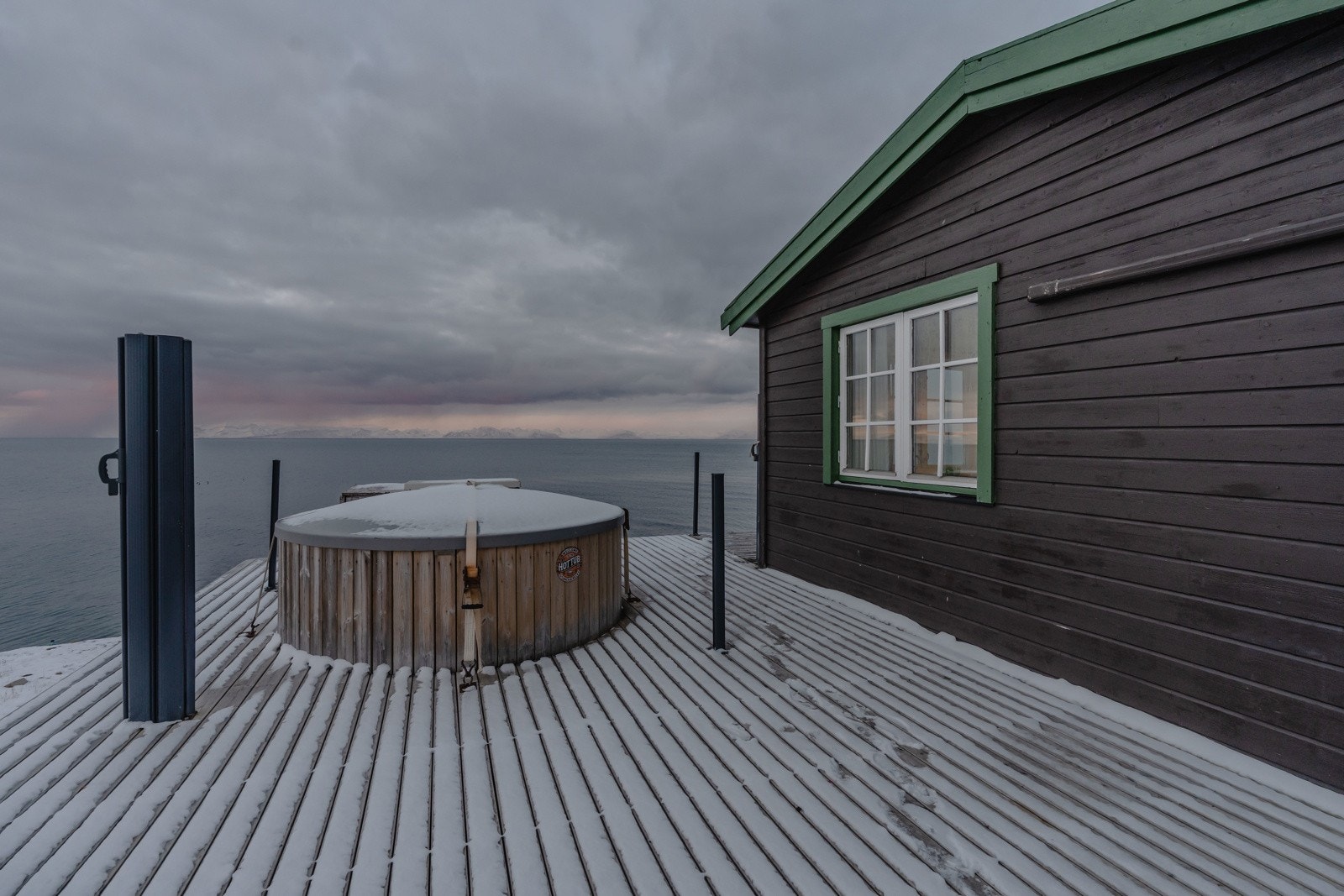 Verandaen strekker seg rundt hytta og eier har montert en flott badestamp Galleribilde