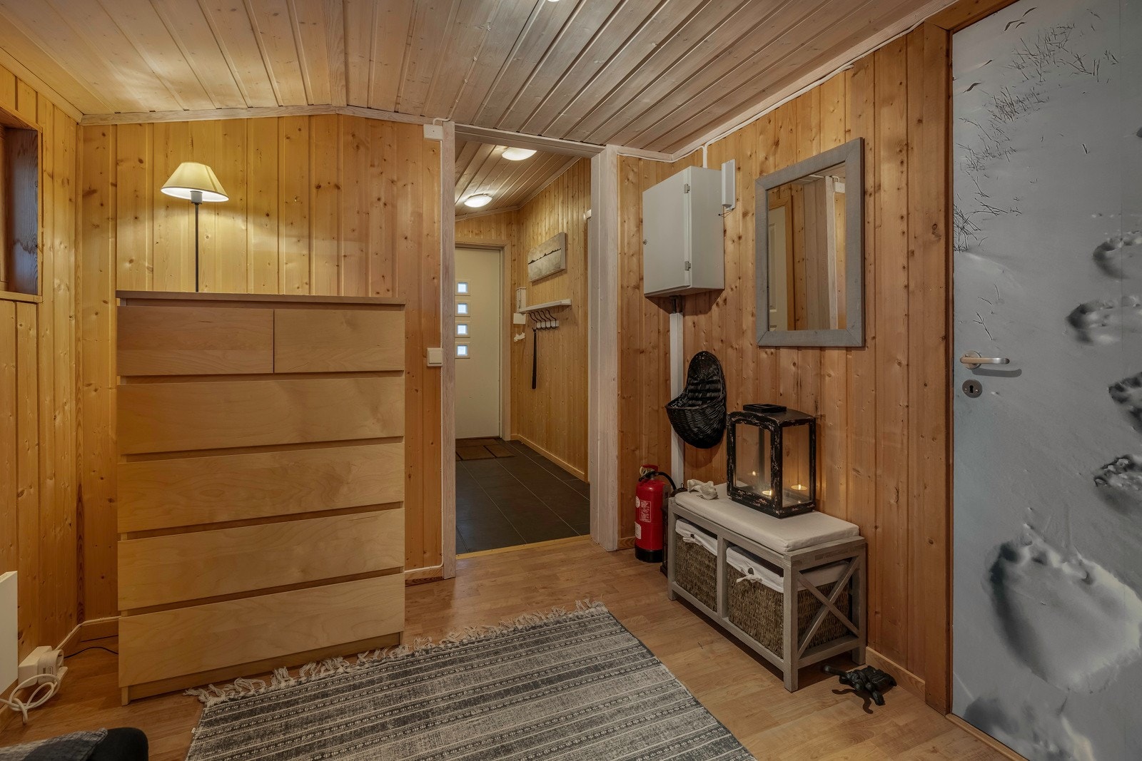 Mellomgangen / hallen ledere deg til soverom 2 og videre til kjøkken Galleribilde