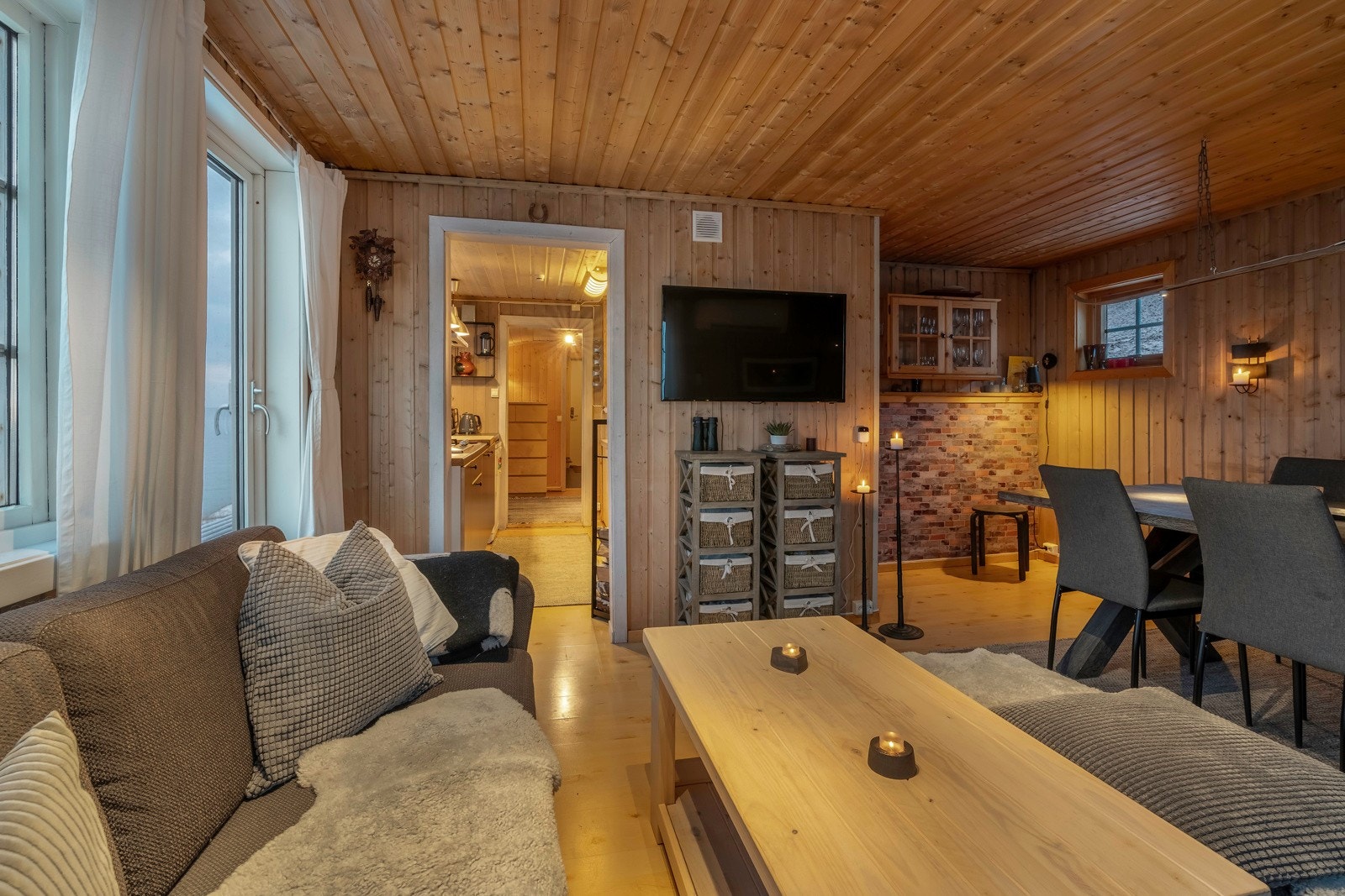 I motsatt ende av rommet finner du plass til spisestue Galleribilde