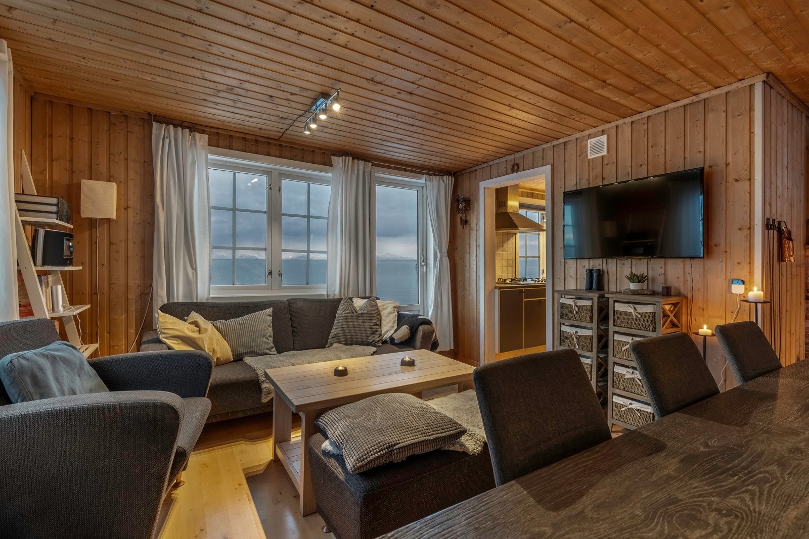 Her finner du plass til både dagligstue og spisestue Galleribilde