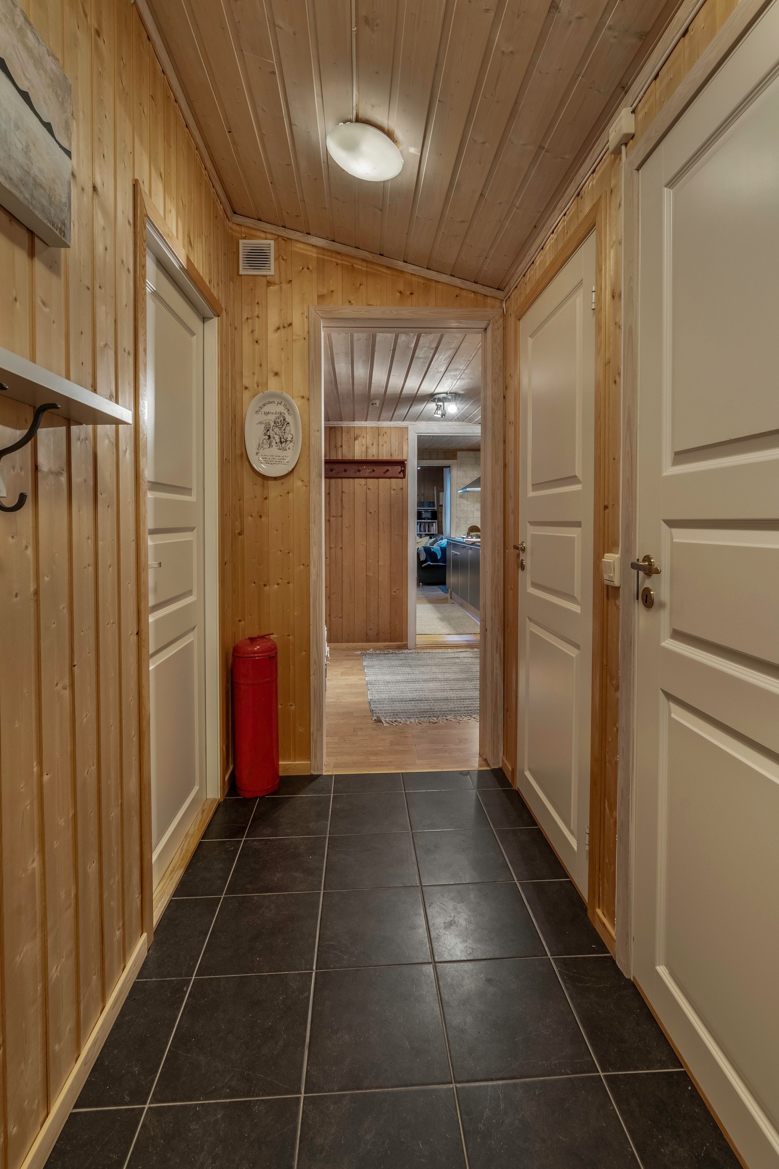 Inngangspartiet forgrener seg til soverom, toalettrom, bod og videre inn til hall/mellomgang Galleribilde