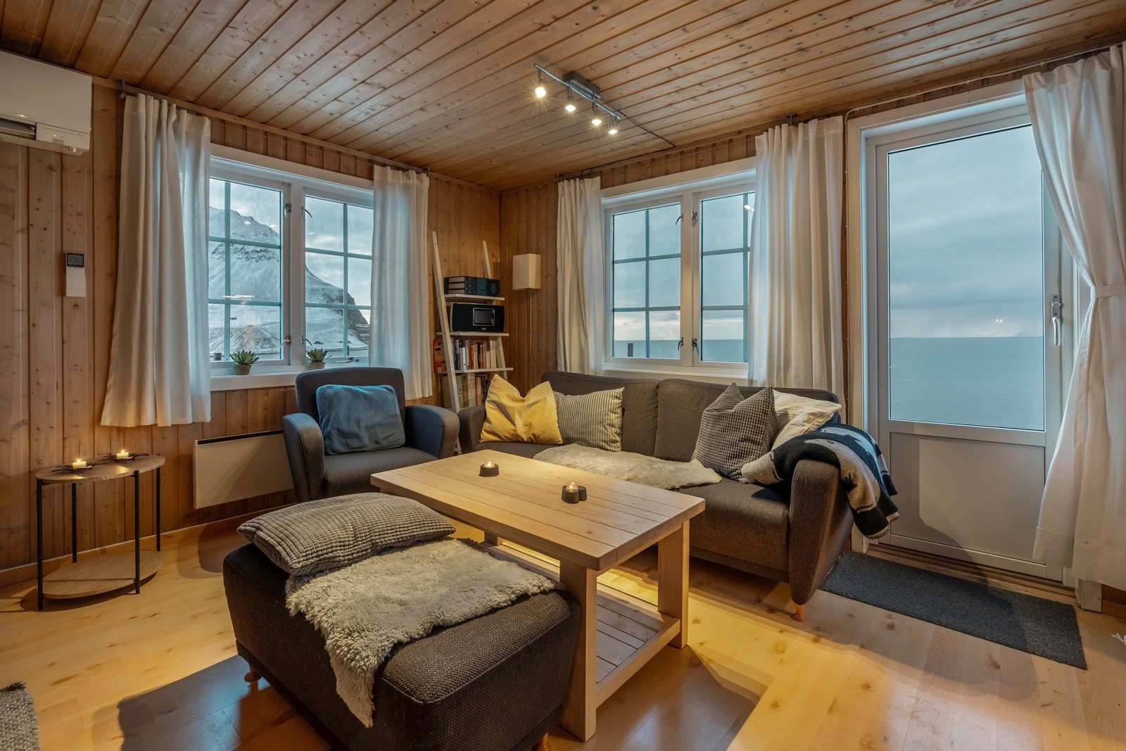 Stue er innbydende og svært koselig Galleribilde