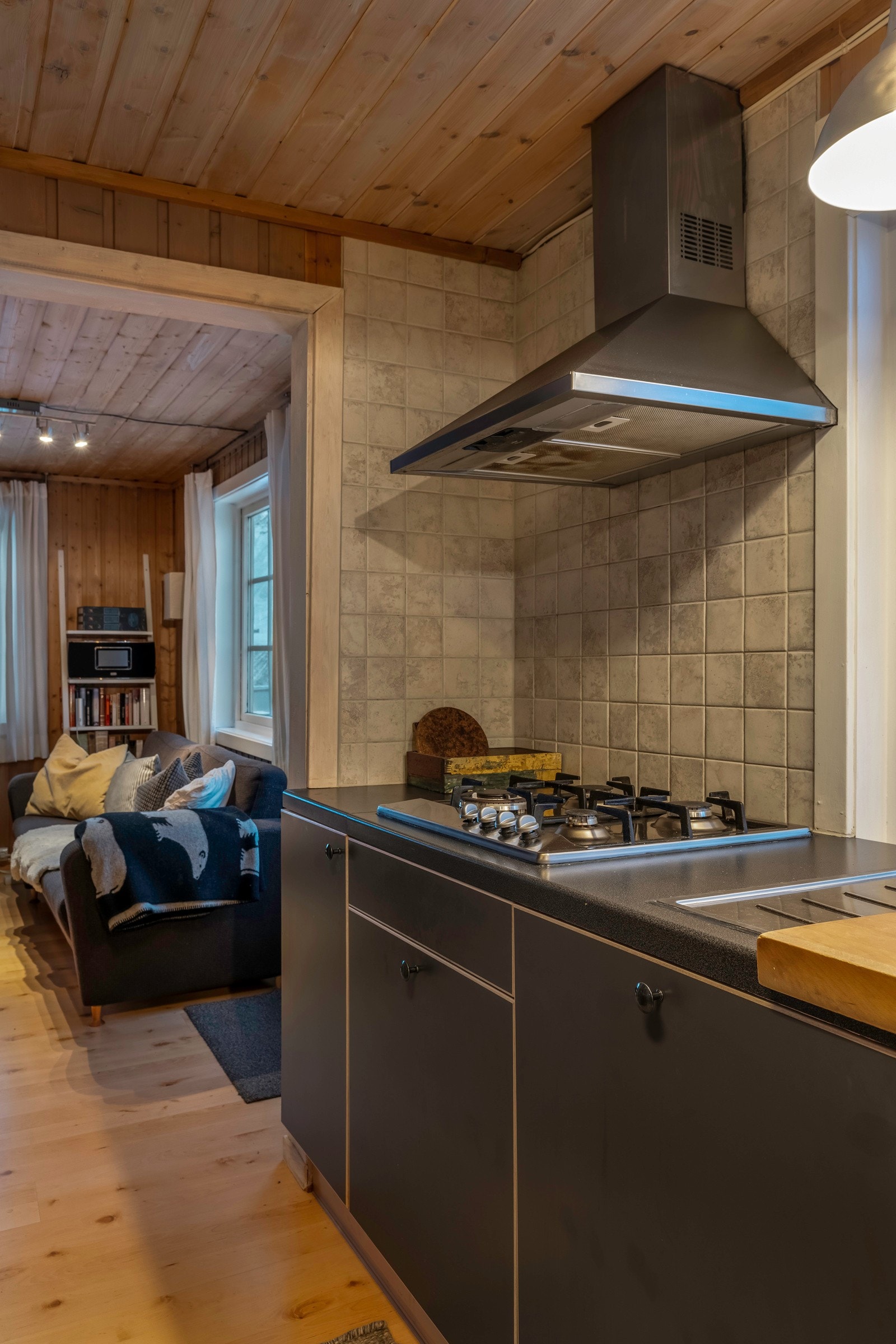 Fra kjøkkenet ledes du videre inn til stue og spisestue Galleribilde