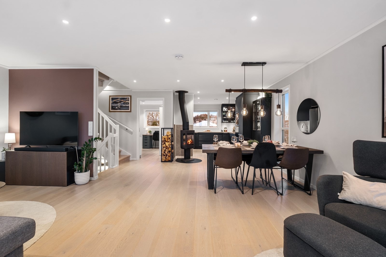 Kjøkkenet ligger praktisk tilbaketrukket fra stuen. Galleribilde