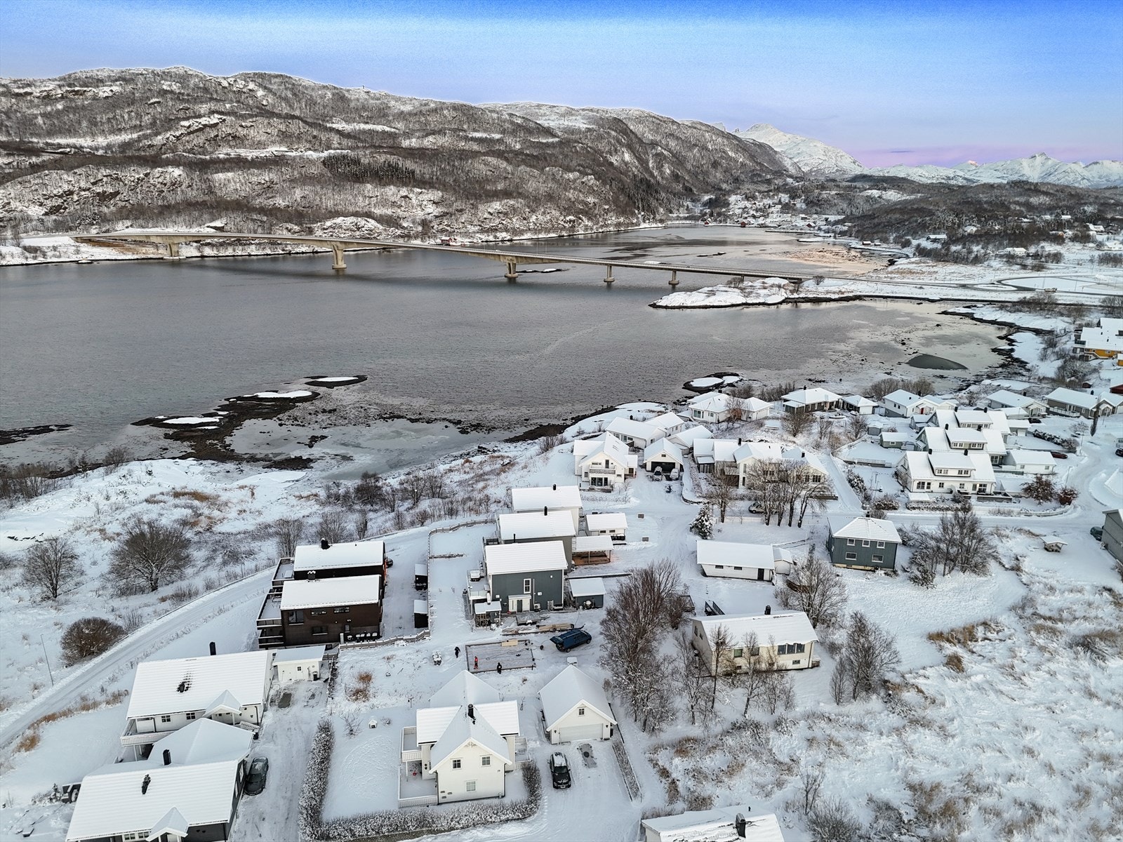 Her bor man med naturen tett på. Fjæra ligger kun rundt 100m fra eiendommen, og nærområdet byr på fine turområder. Galleribilde
