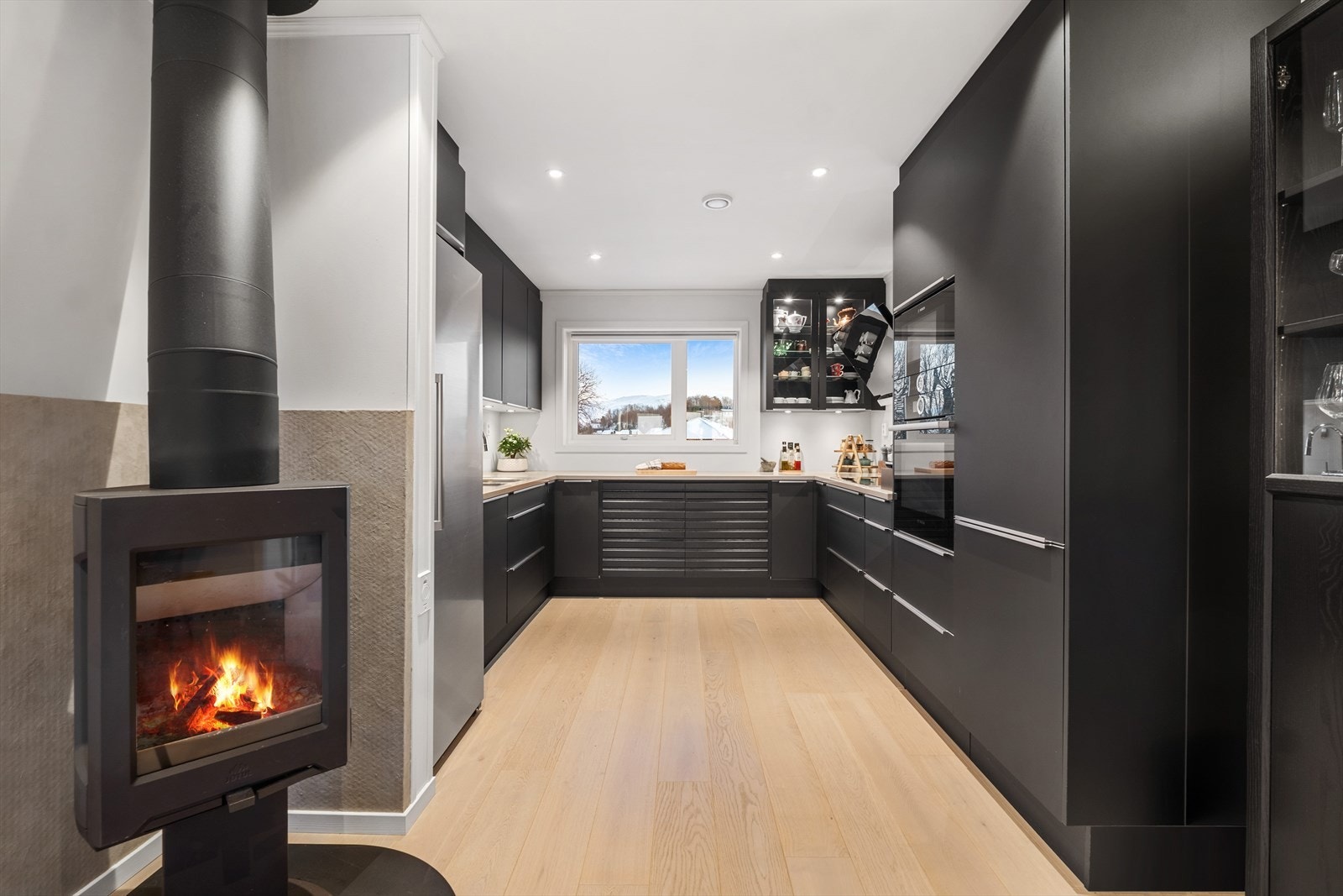 Vedovn for de kalde dagene, eller for hygge. Varmepumpe etabl. i 2025. Galleribilde