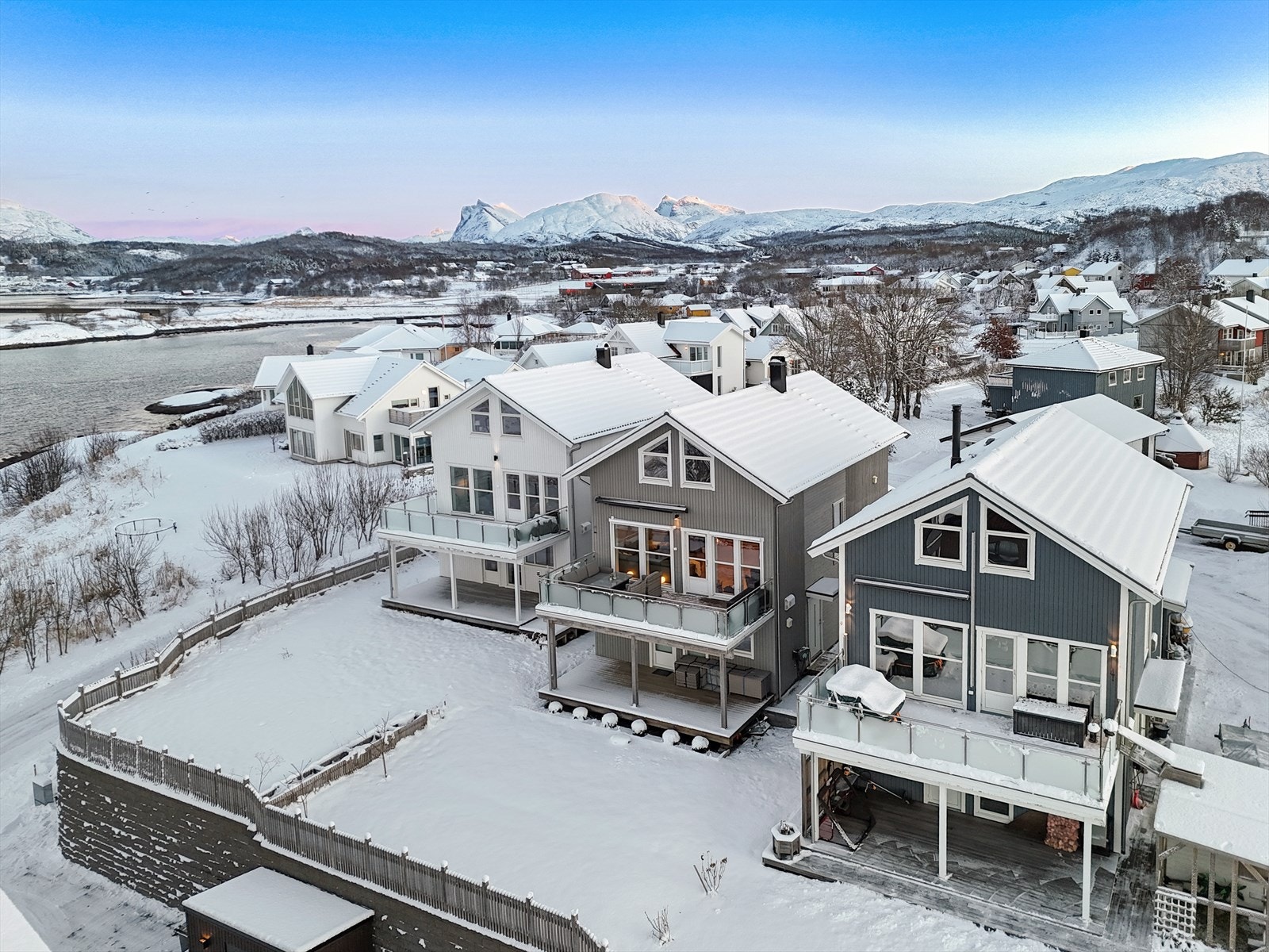 Eiendommen bestående av tre frittliggende eneboliger oppført på felles tomt. Galleribilde