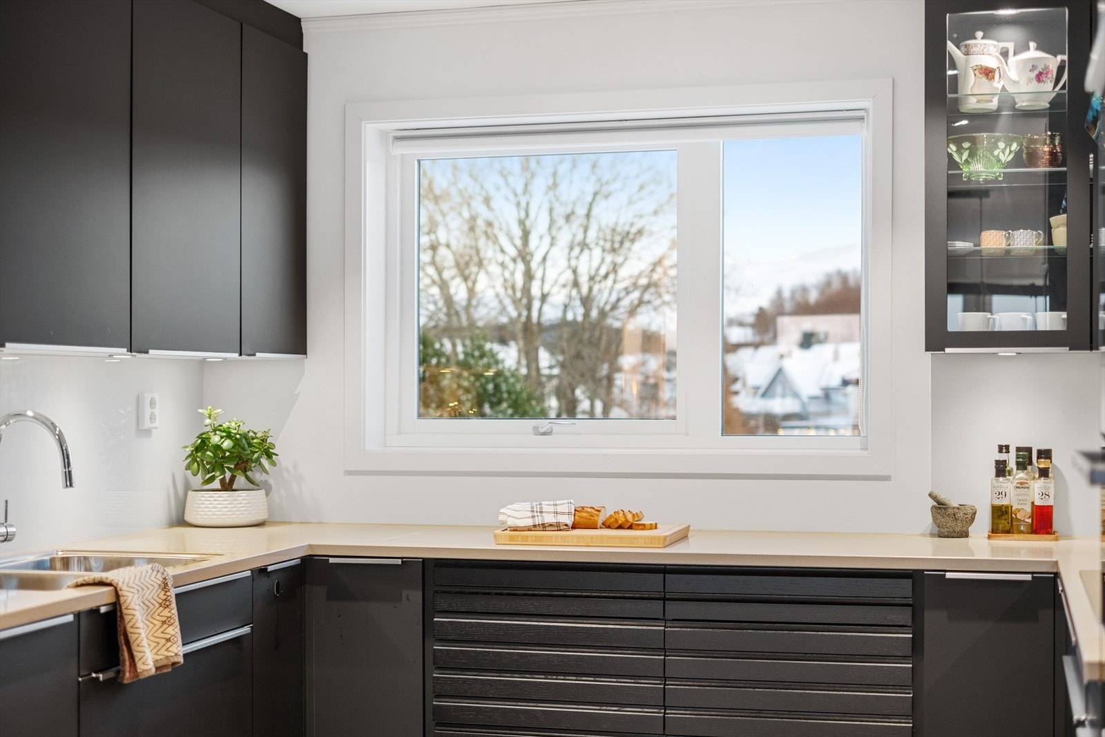 Det er godt utbygget med skap, skuff og benkeplass. Galleribilde