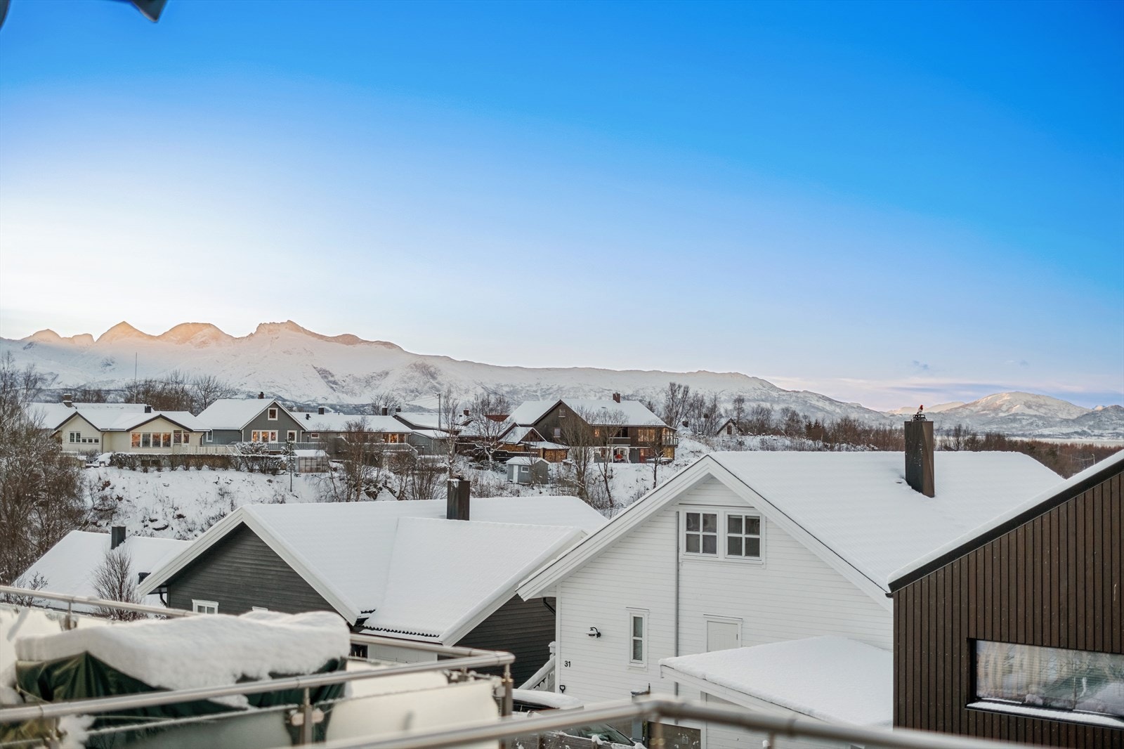 Utsikt mot fjell fra balkong. Galleribilde