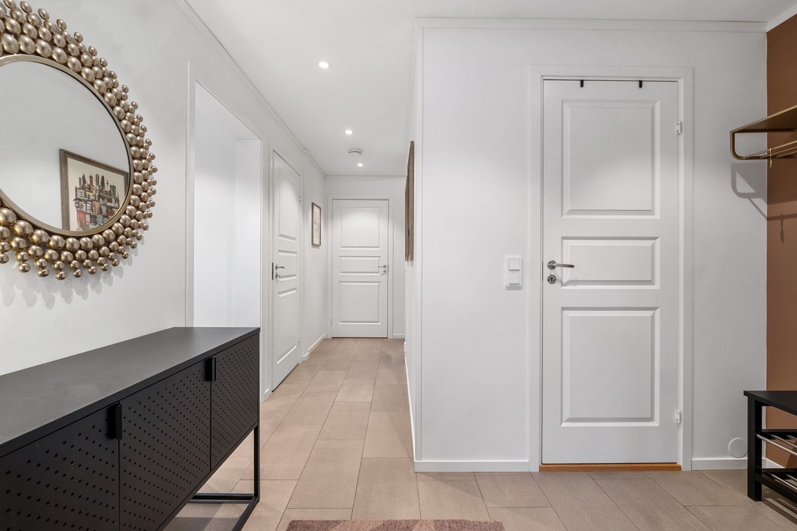 Fra entré er det adkomst til bad i 1. etasje. Galleribilde