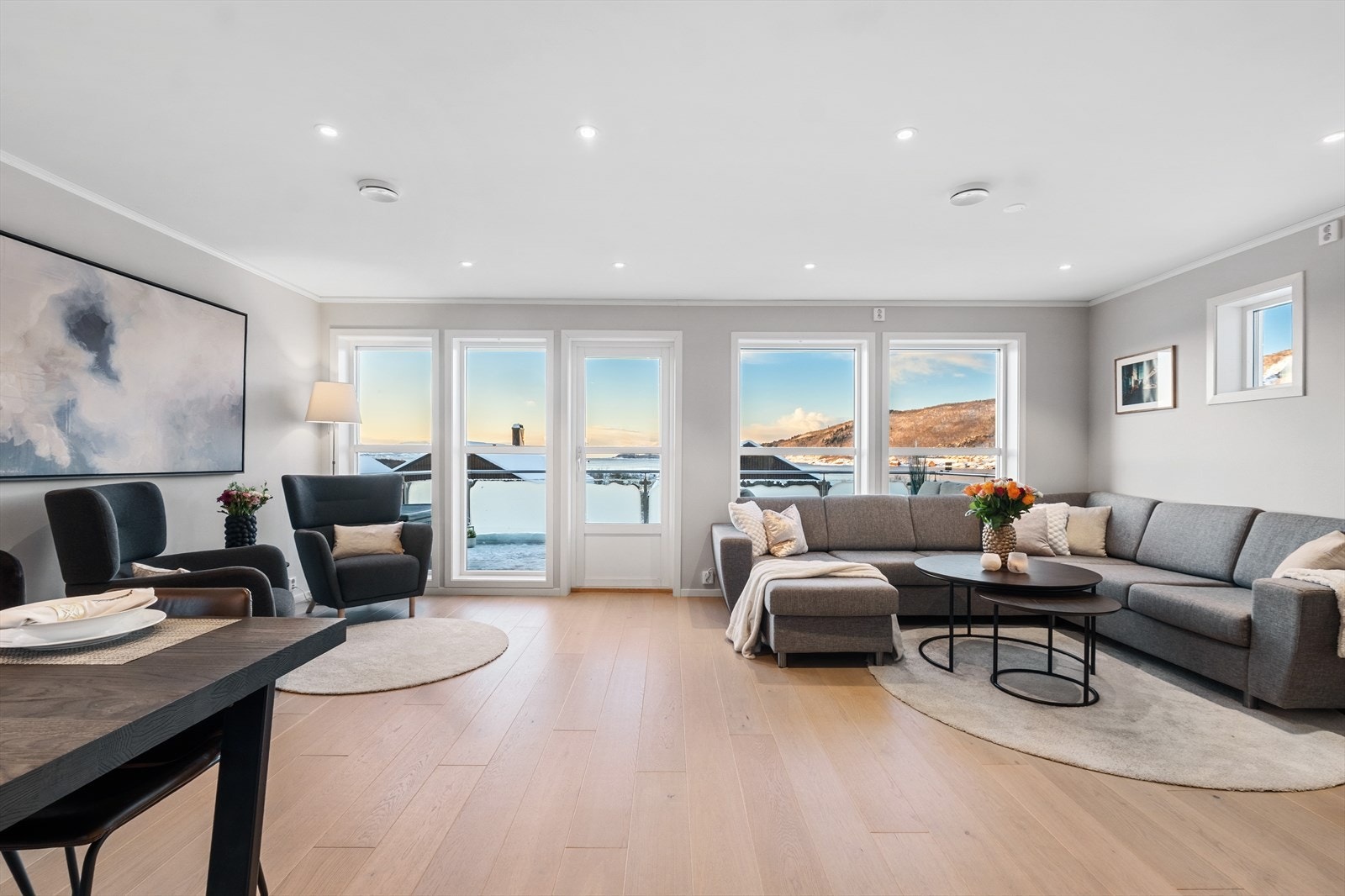 Fra stuen er det utgang til balkong. Galleribilde