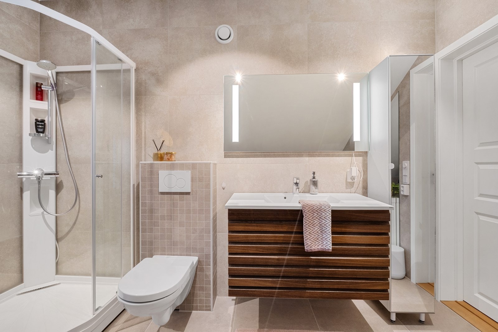 Baderomsinnredning med speil med belysning. Galleribilde