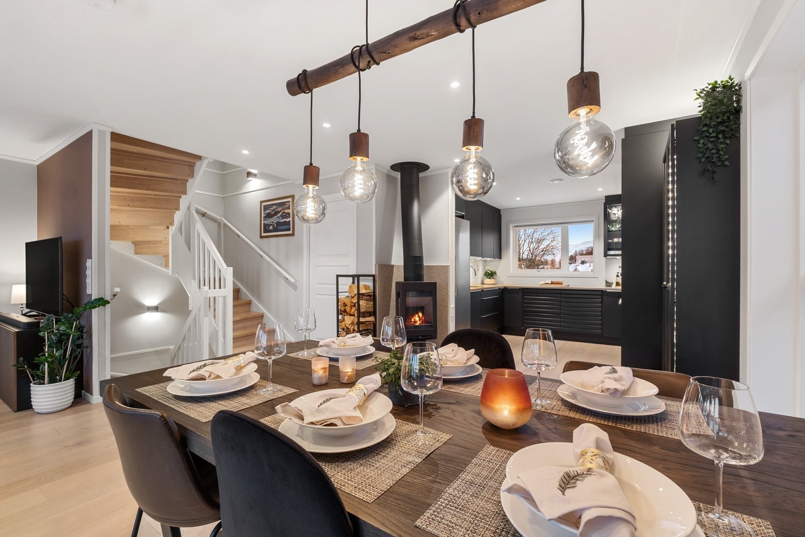 God plass til spisebord i tilknytning til kjøkkenet. Galleribilde