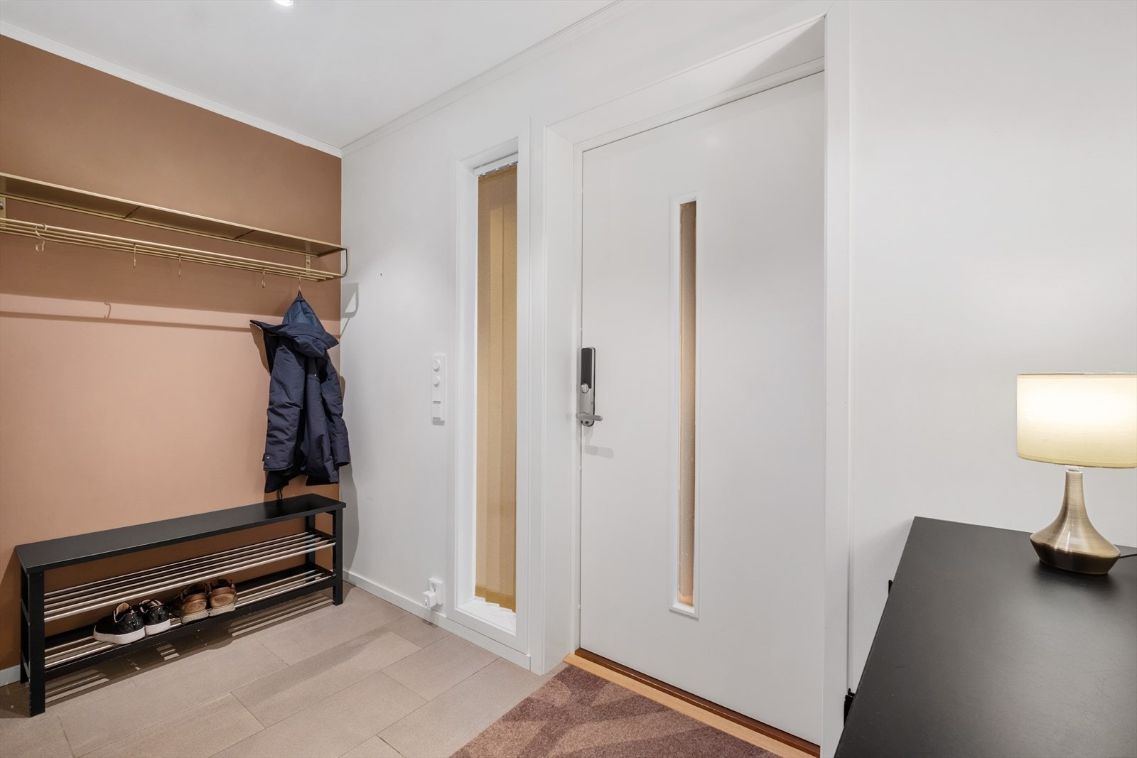 Her er det god plass til oppheng av yttertøy og oppbevare sko. Galleribilde