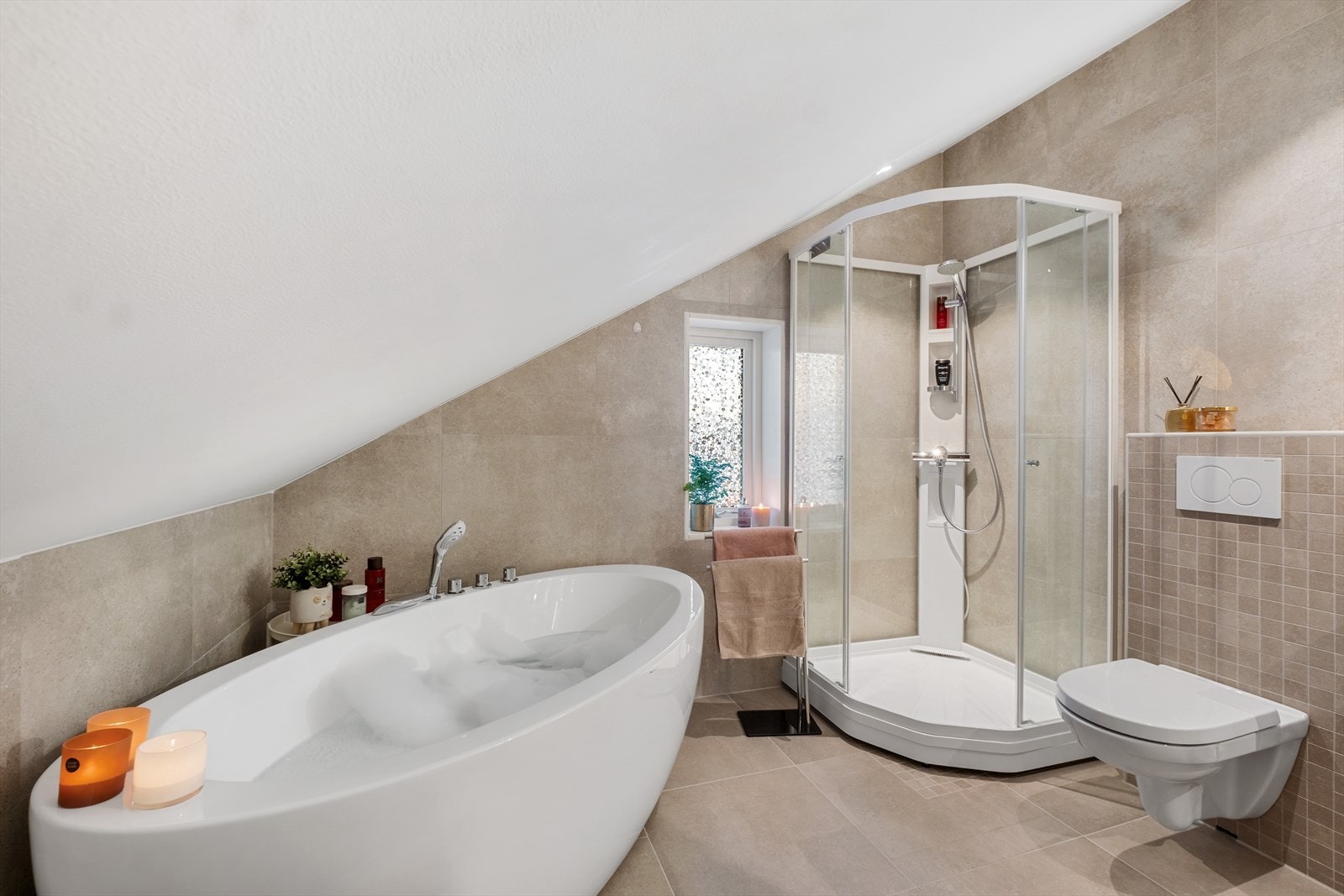 Bad med både dusjkabinett og badekar. Galleribilde