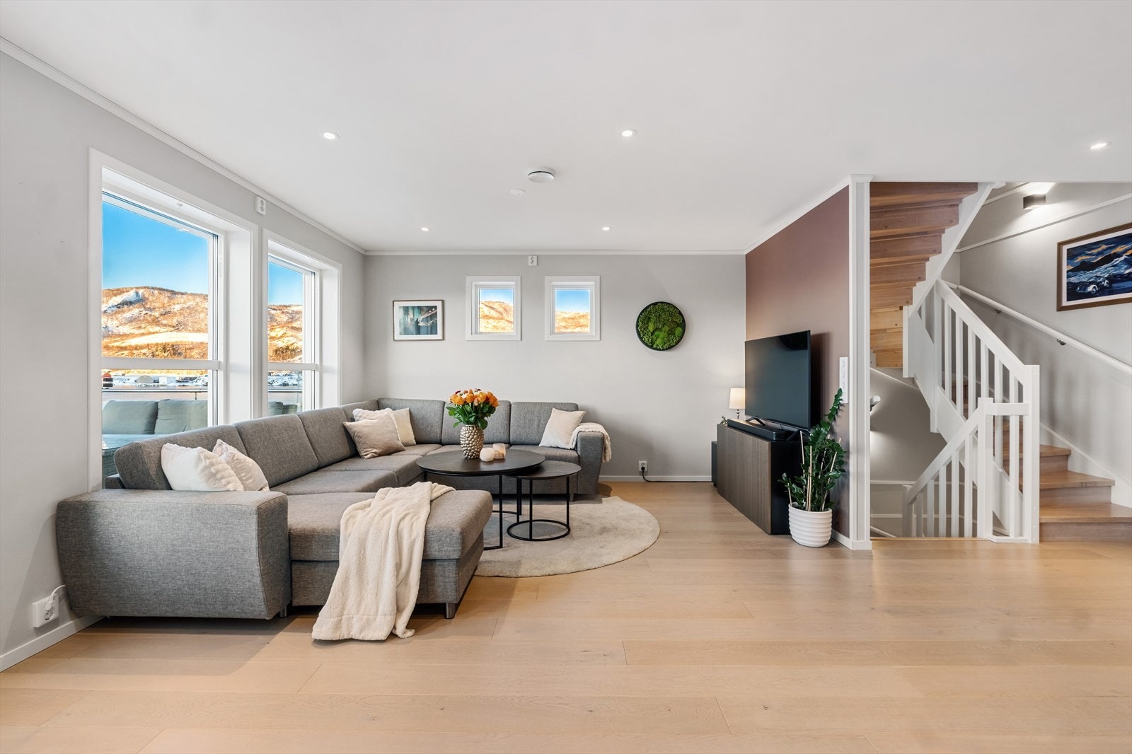 Stuen har utstrakt bruk av downlights i tak. Galleribilde