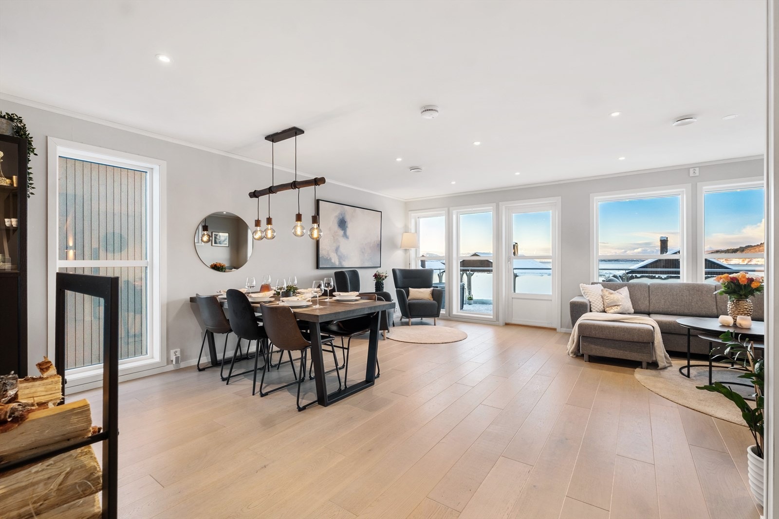 Stuen har god plass til både flere sittegrupper. Galleribilde