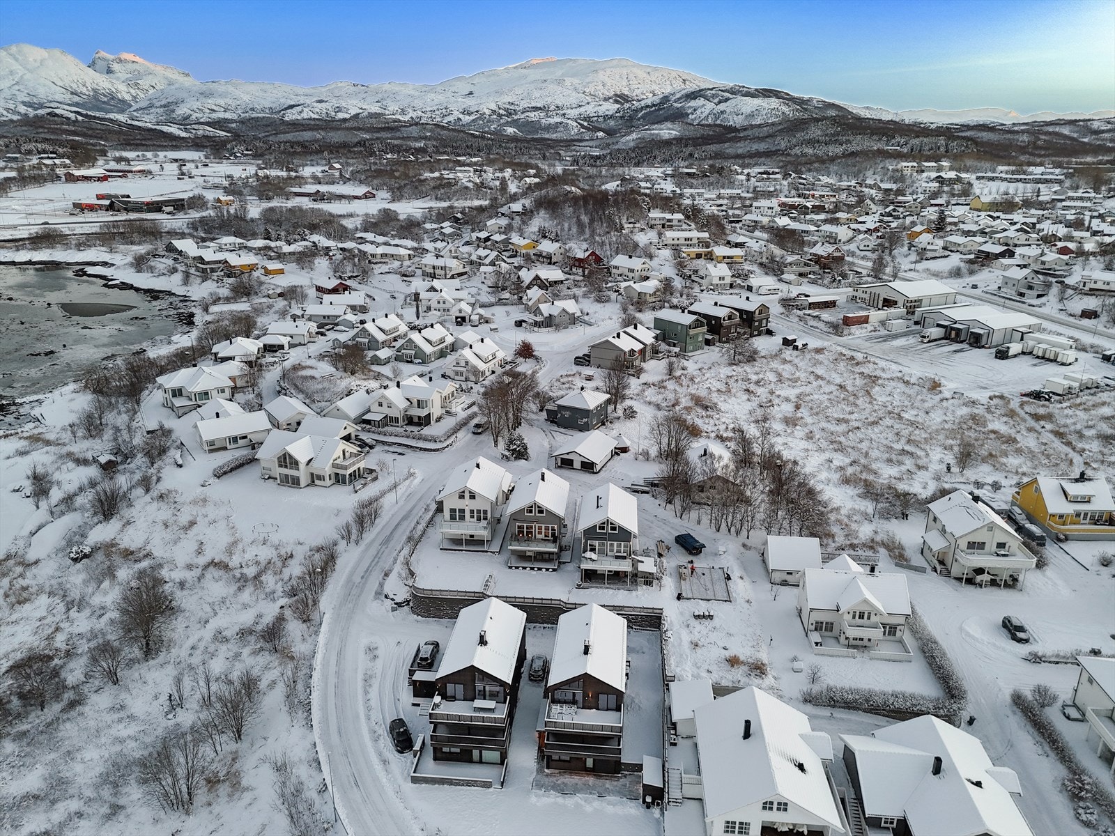Det er kort gangavstand til barnehage, skole, buss og tog, samt dagligvarebutikker som Coop Extra og Rema 1000. Galleribilde