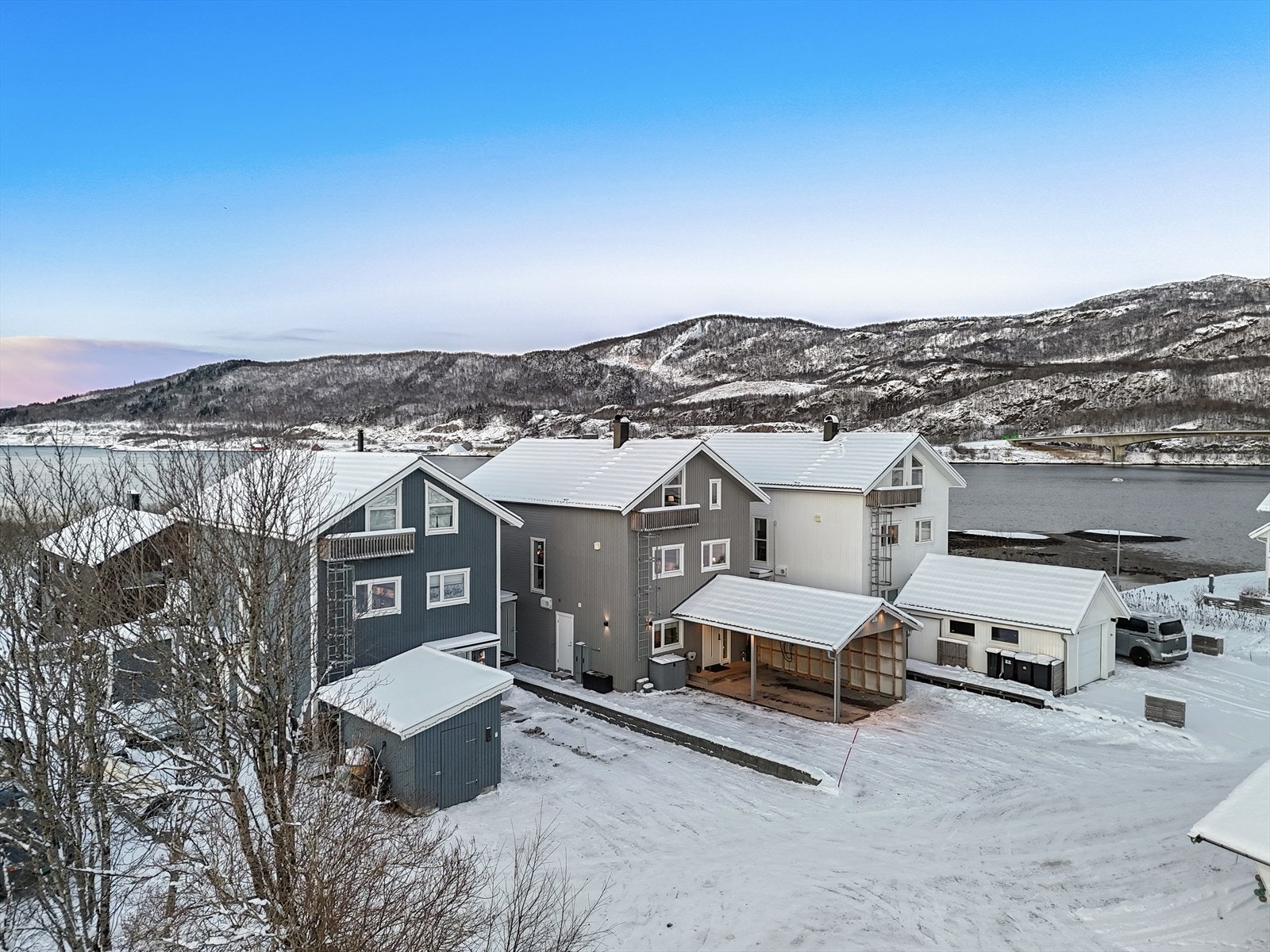 Egen inngang til hybel fra siden av boligen. Galleribilde