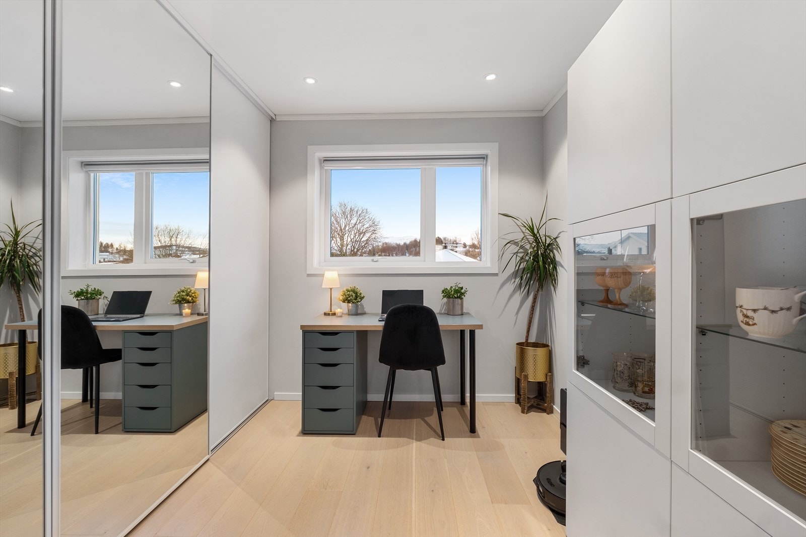 Stor skyvedørsgarderobe i speil montert. Galleribilde