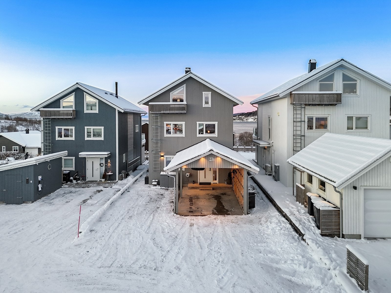 Carpot med varmekabler og el-lader. Galleribilde