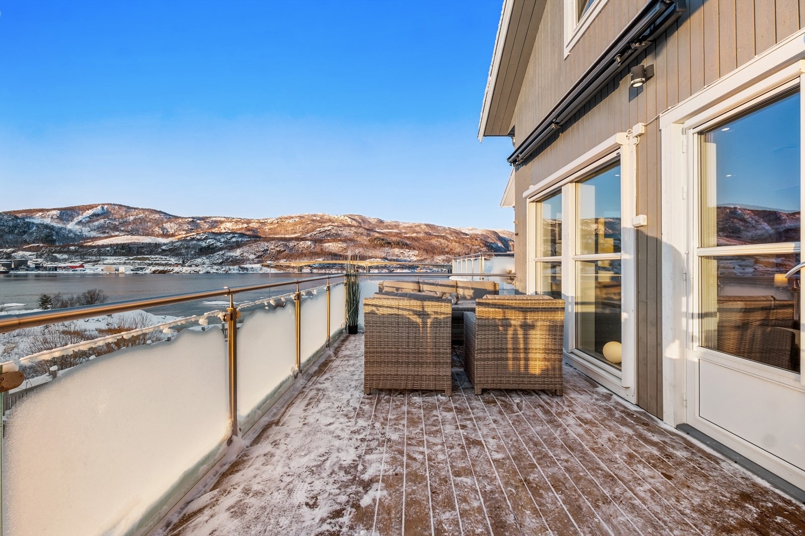 Trivelig balkong med praktisk markise (montert i 2025) Galleribilde