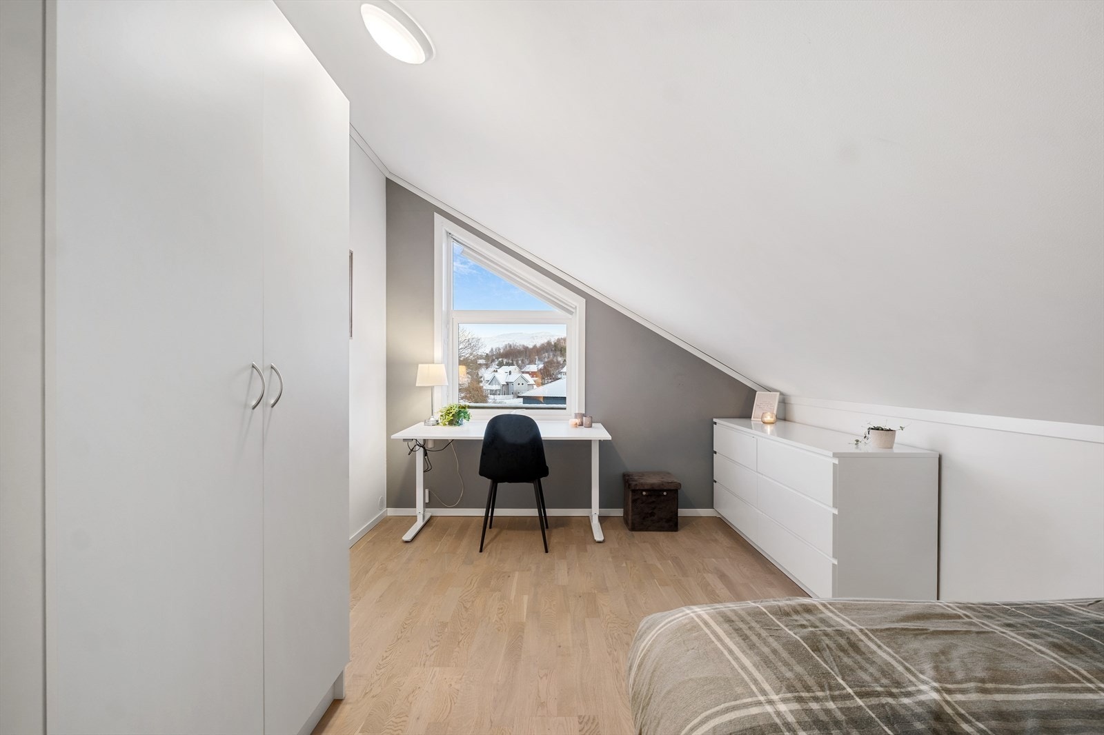 Soverom med garderobeskap. Galleribilde