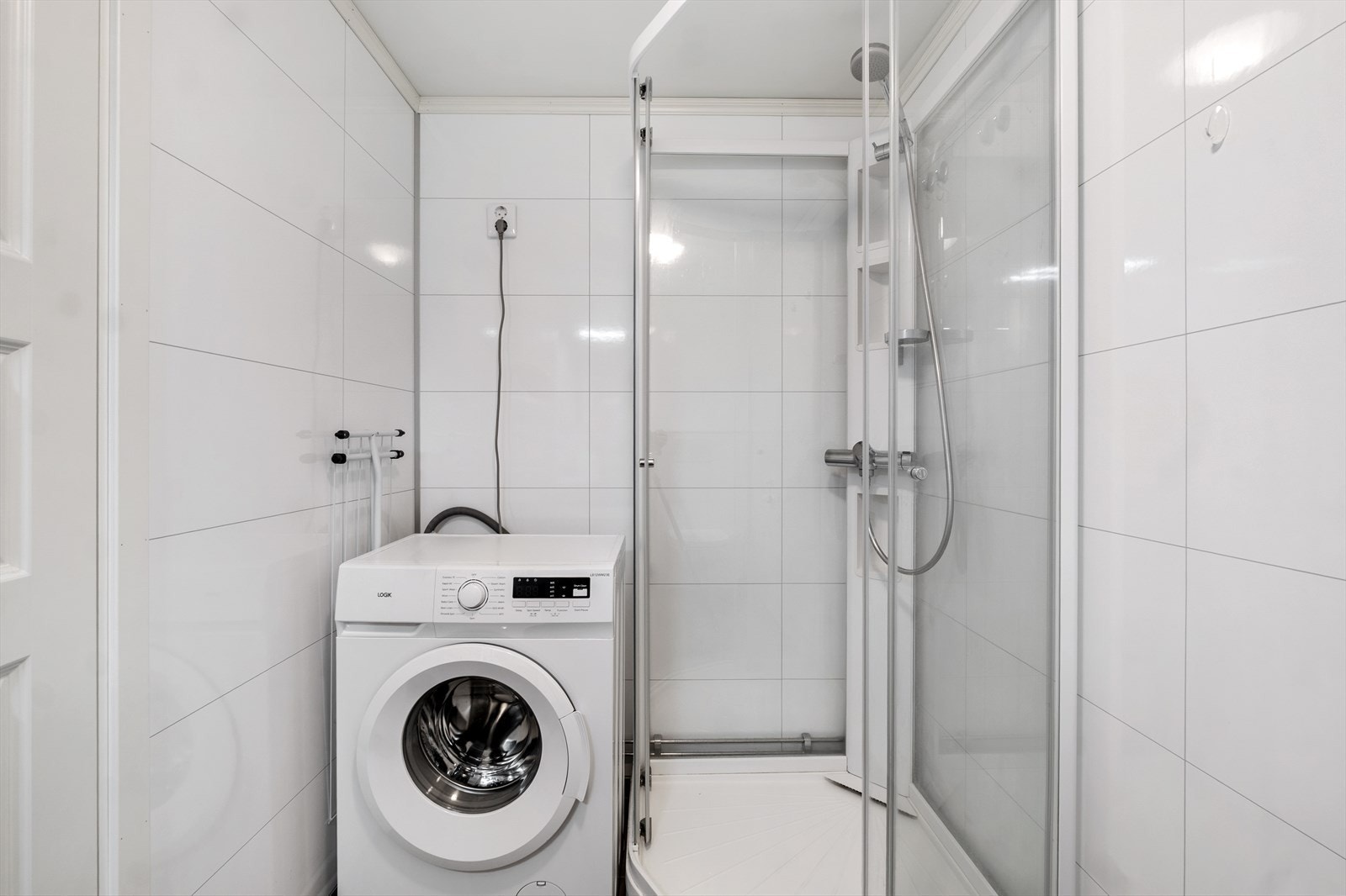 Bad i hybel. Opplegg for vaskemaskin. Galleribilde