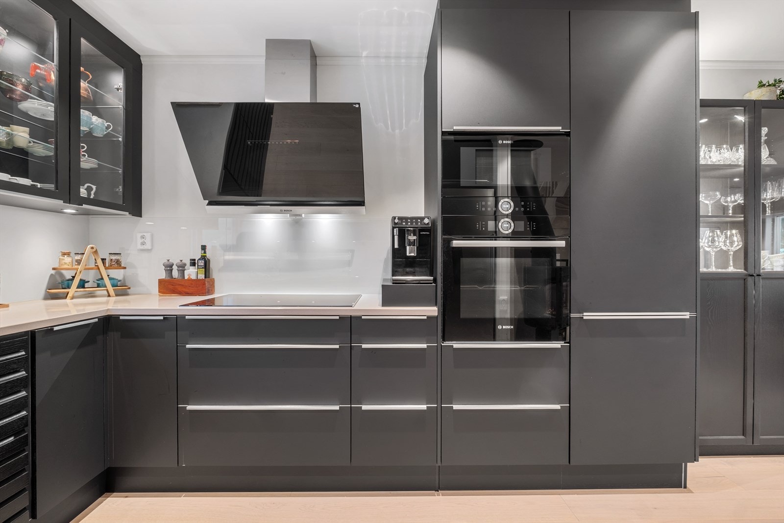 Integrerte hvitevarer som kjøl/fryseskap, oppvaskmaskin, induksjonstopp, stekeovn, kaffemaskin og mikrobølgeovn. Galleribilde