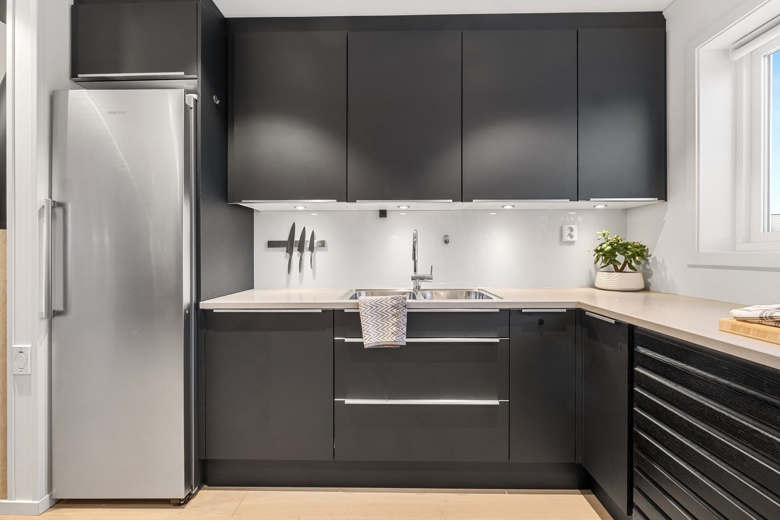 Kjøkkenvinduet slipper inn godt med dagslys. Galleribilde