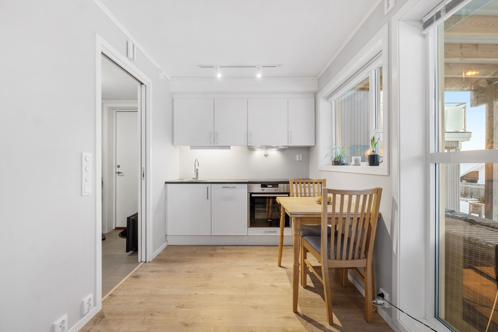 Hybelen er i dag utleid, og det er ønskelig at leietaker kan fortsette å bo videre. Leieinntekten utgjør per i dag ca. kr. 7000,- inkl. strøm. Galleribilde