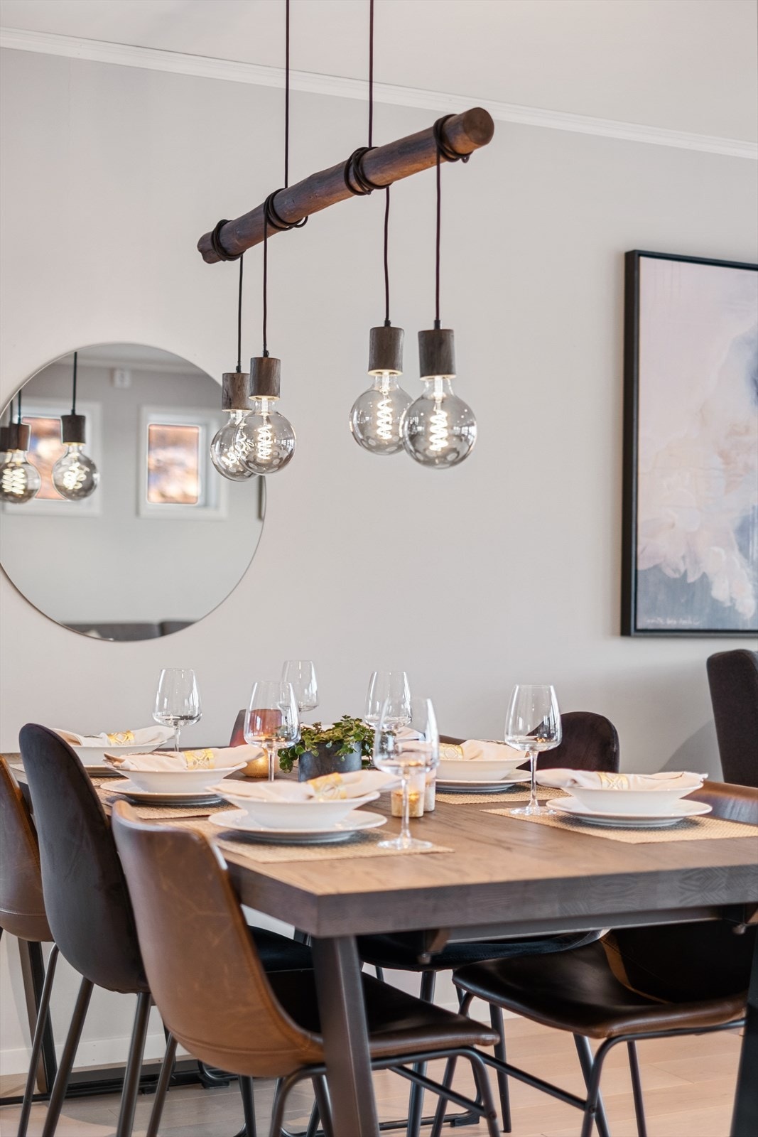 Taklampe over spisebord følger ikke med. Galleribilde