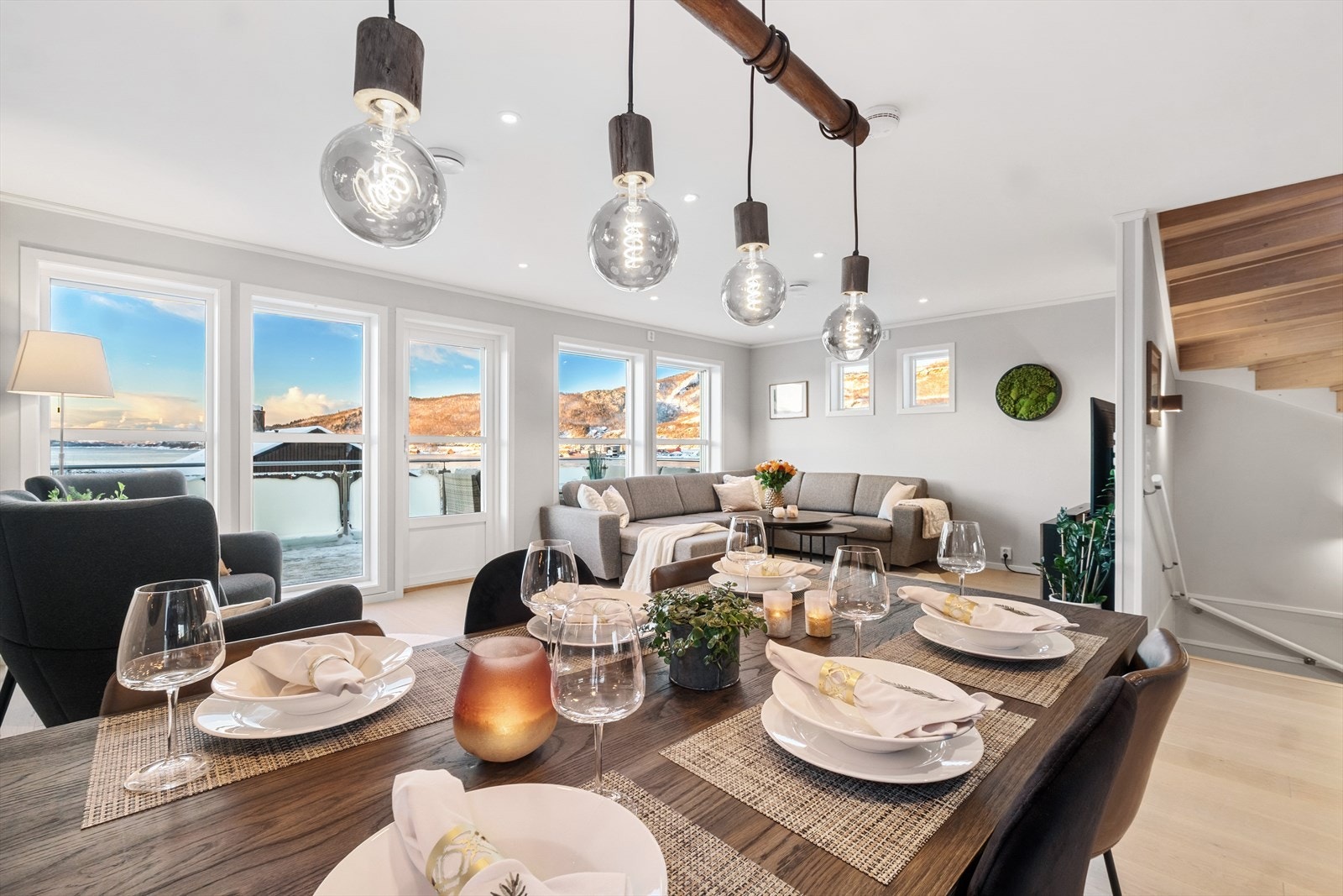 Zipscreen på stuevinduer og elektrisk markise montert. Galleribilde