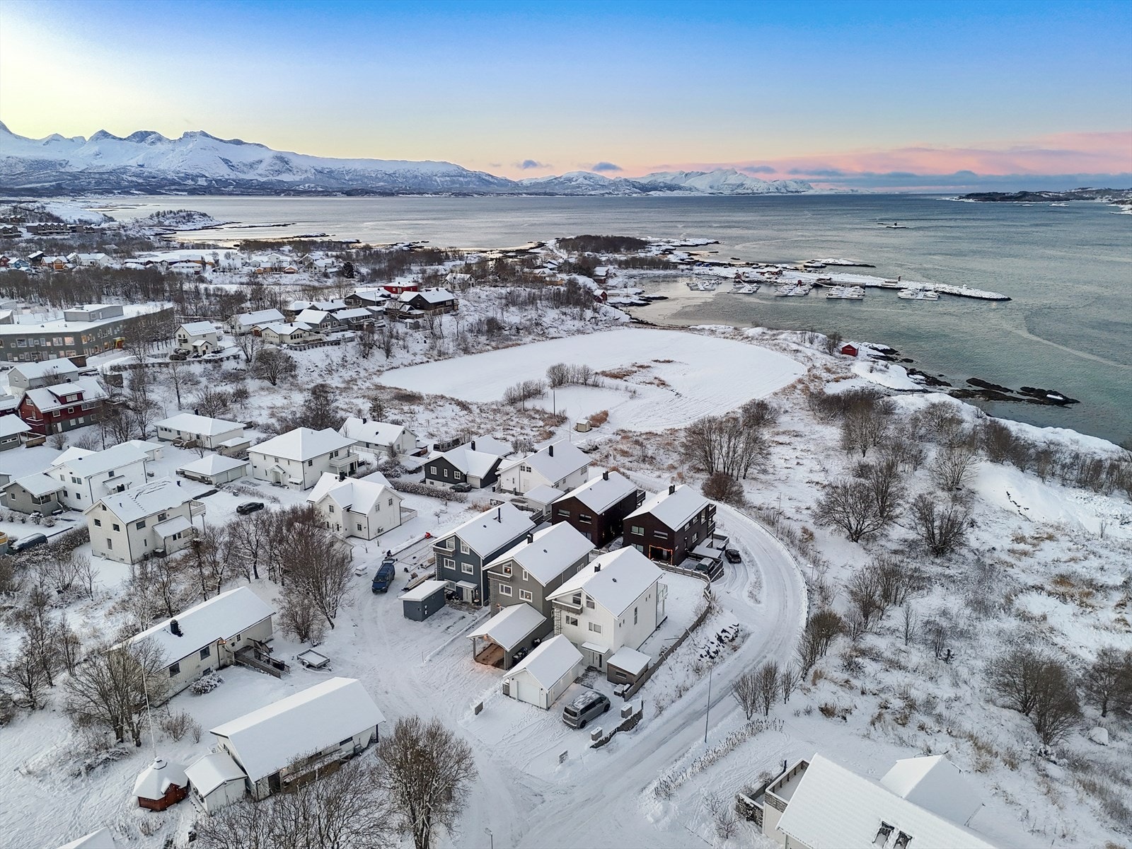 Boligen ligger attraktivt til i et rolig og etablert boligområde nær sjøen. Galleribilde