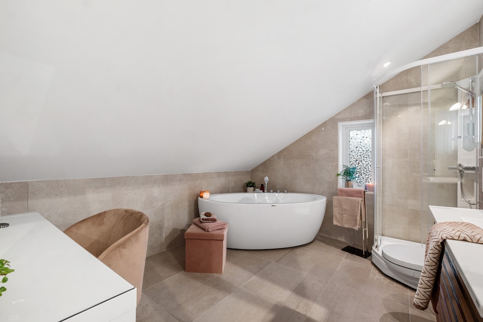 Delikat og romslig bad med elektriske varmekabler i gulv. Galleribilde