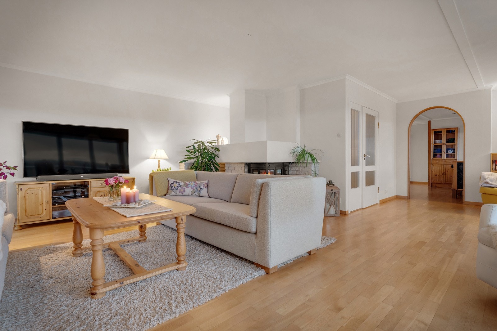 Merk ildsted bak sofaen, rent brennende. Galleribilde