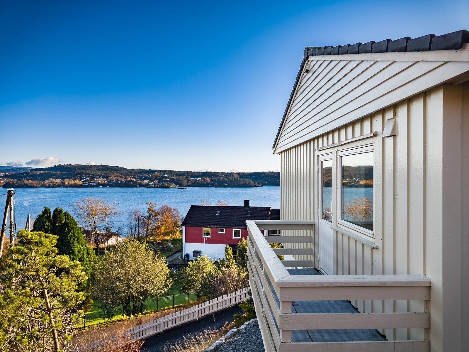 Grei luftebalkong fra hovedsoverommmet. Galleribilde