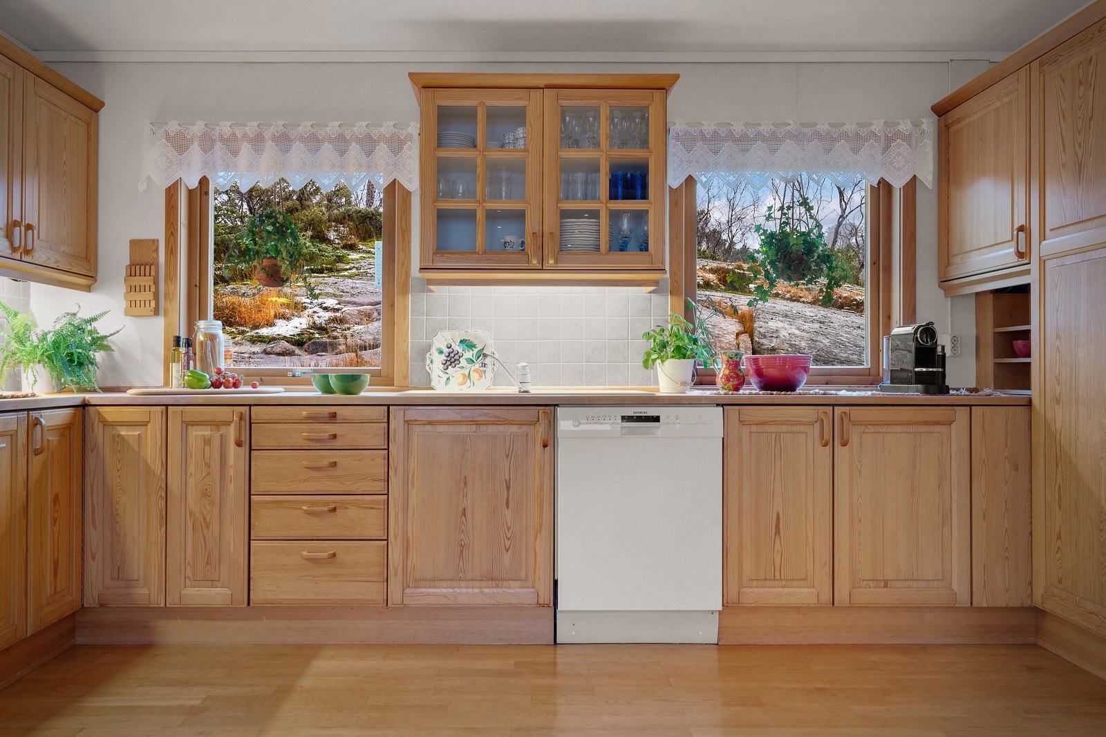 Velfungerende kjøkken med mye benkeplass, skuffer og skap. Galleribilde