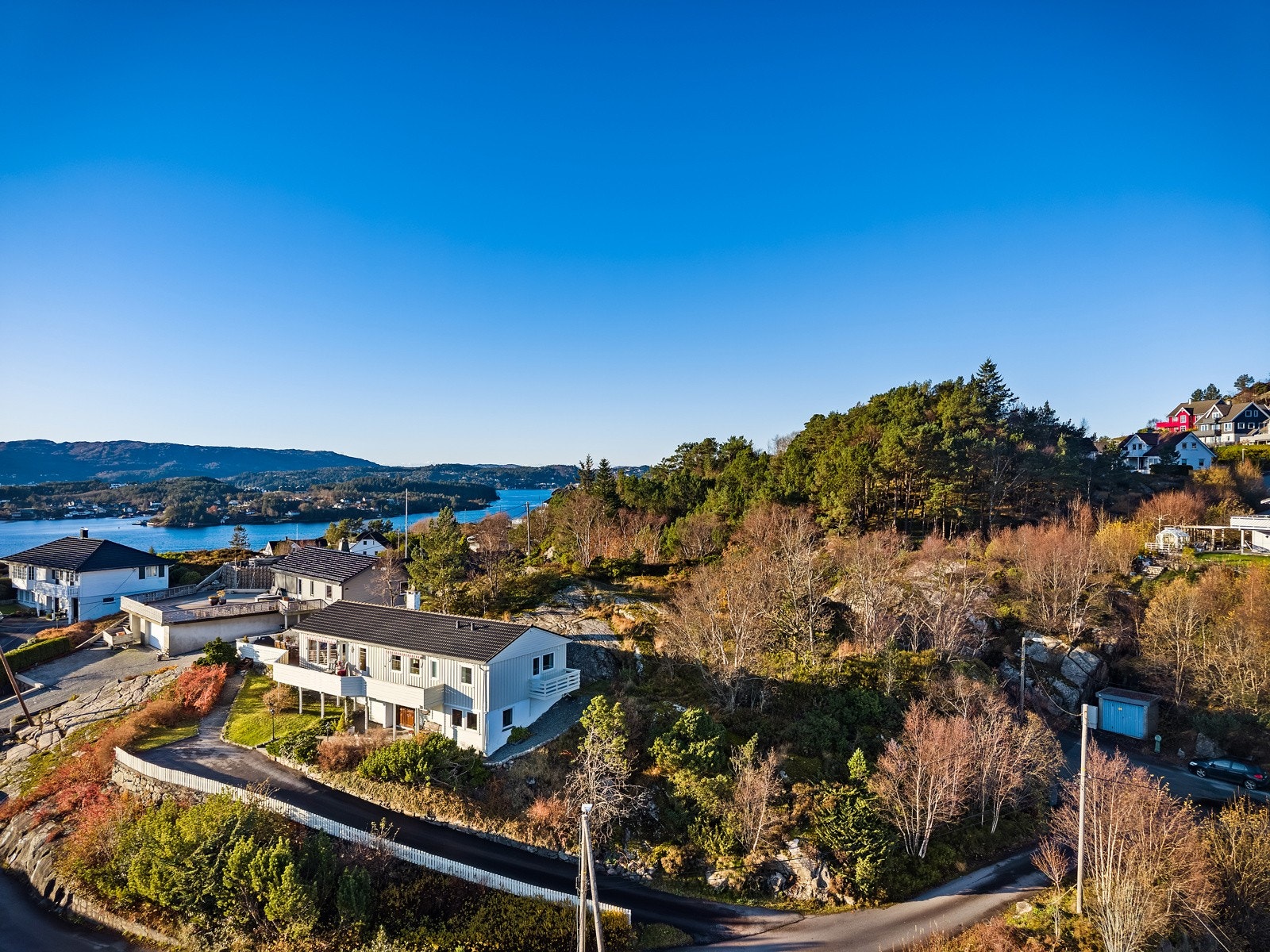 Her ser man hele eiendommen med Vatlastraumen i bakkant Galleribilde