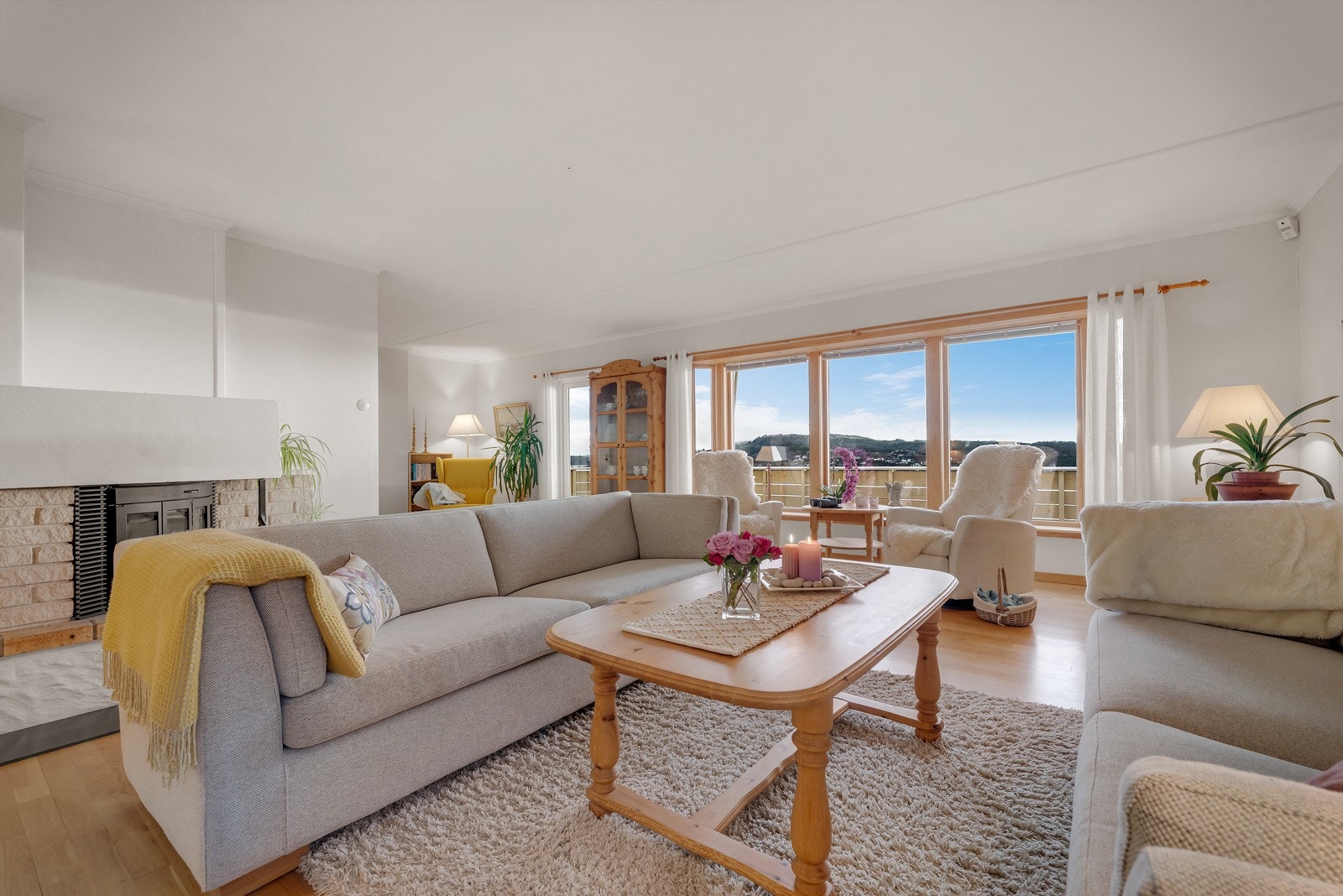 Stue med rikelig med lysinnslipp Galleribilde