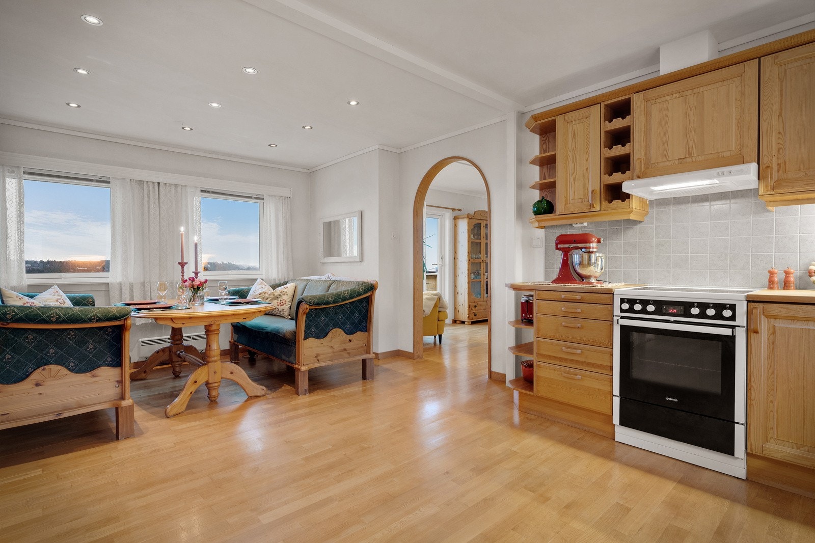 Meget romslig kjøkken med spiseplass Galleribilde