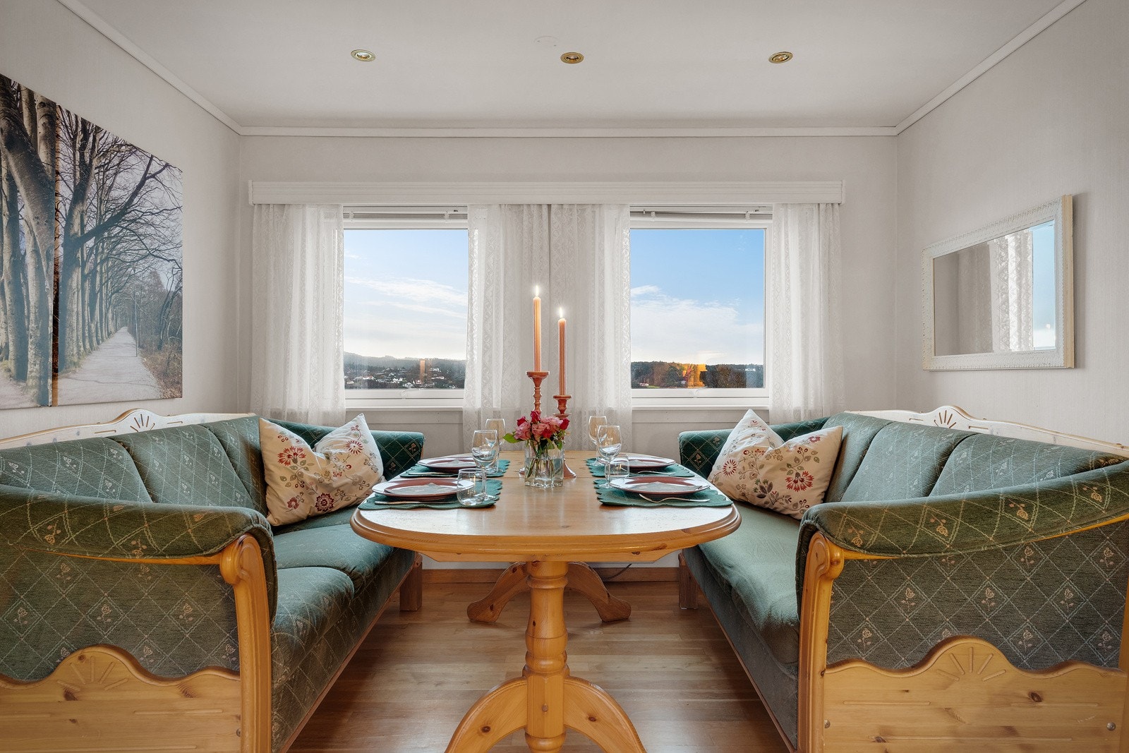 Skikkelig god spisekrok og arbeidskrok Galleribilde