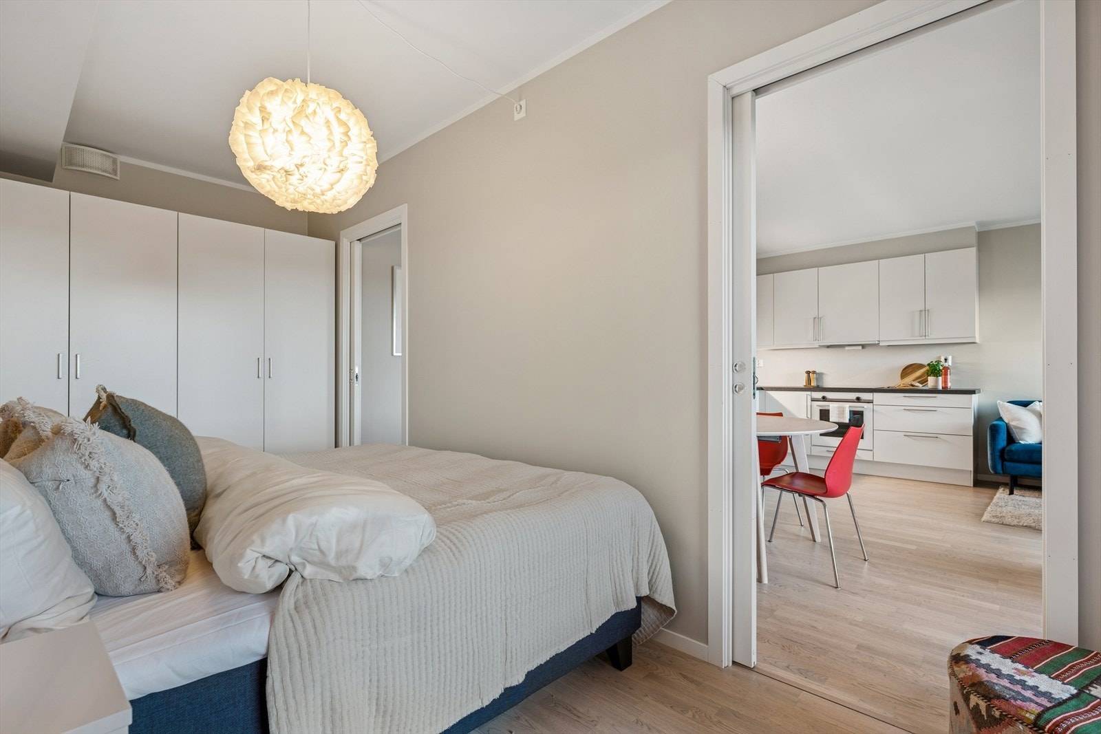 Rikelig garderobeplass på soverommet - praktisk og elegant. Galleribilde